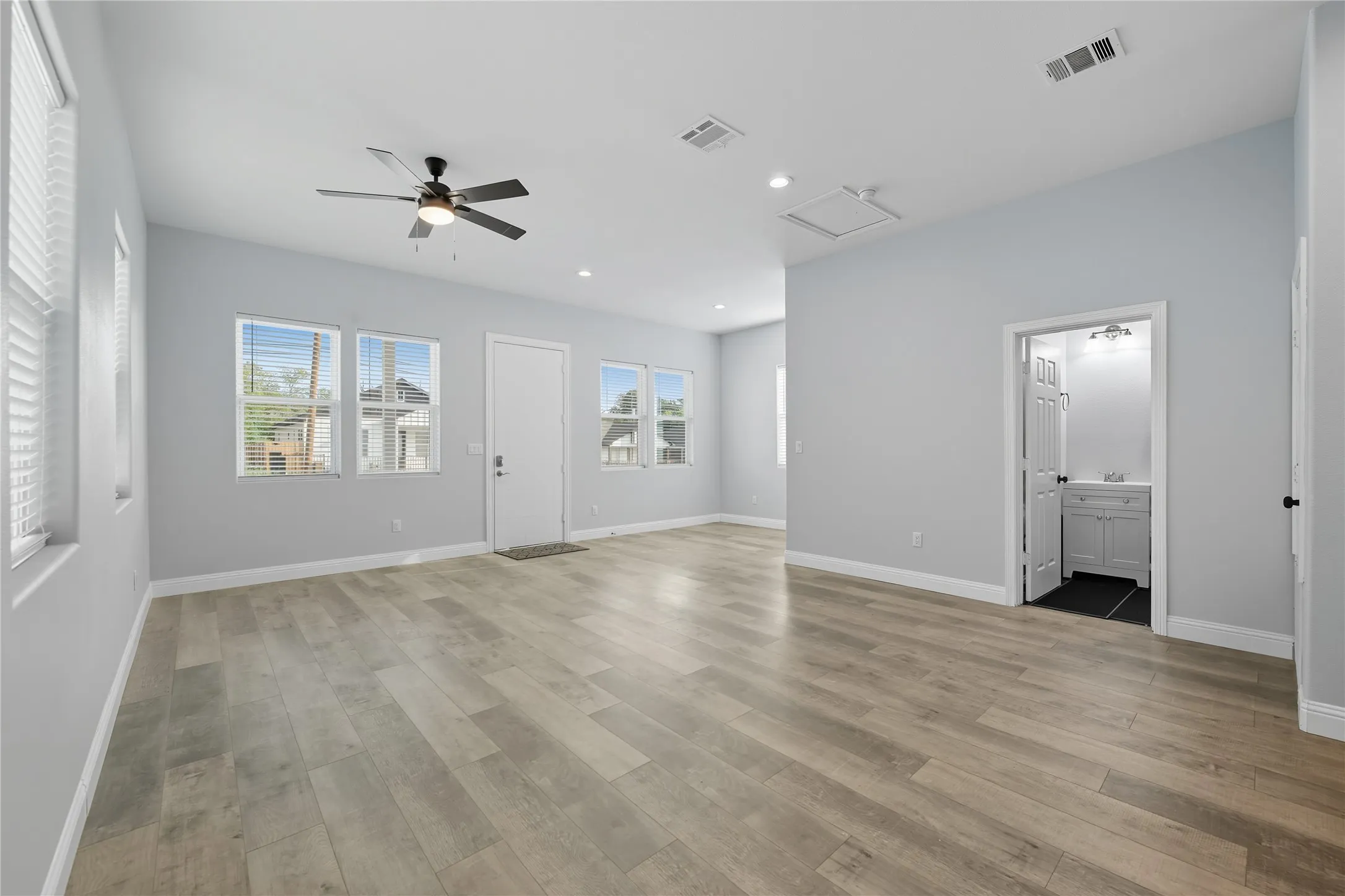 Single Family Residence For Rent in Tarrant County , 914 E Tucker Street, Fort Worth, Texas 76104, 2 Bedroom, 2 Bathroom, Garage spaces, 1,219 Sqft, built in 2025, mls#21395143, Real Estate Agent in Fort Worth, Homes For Rent in Tarrant county, Homes For Rent in Fort Worth, Realtor in Fort Worth Texas, Real Estate Brokerage Independent Realty Texas, Luminita Cordes Realtor