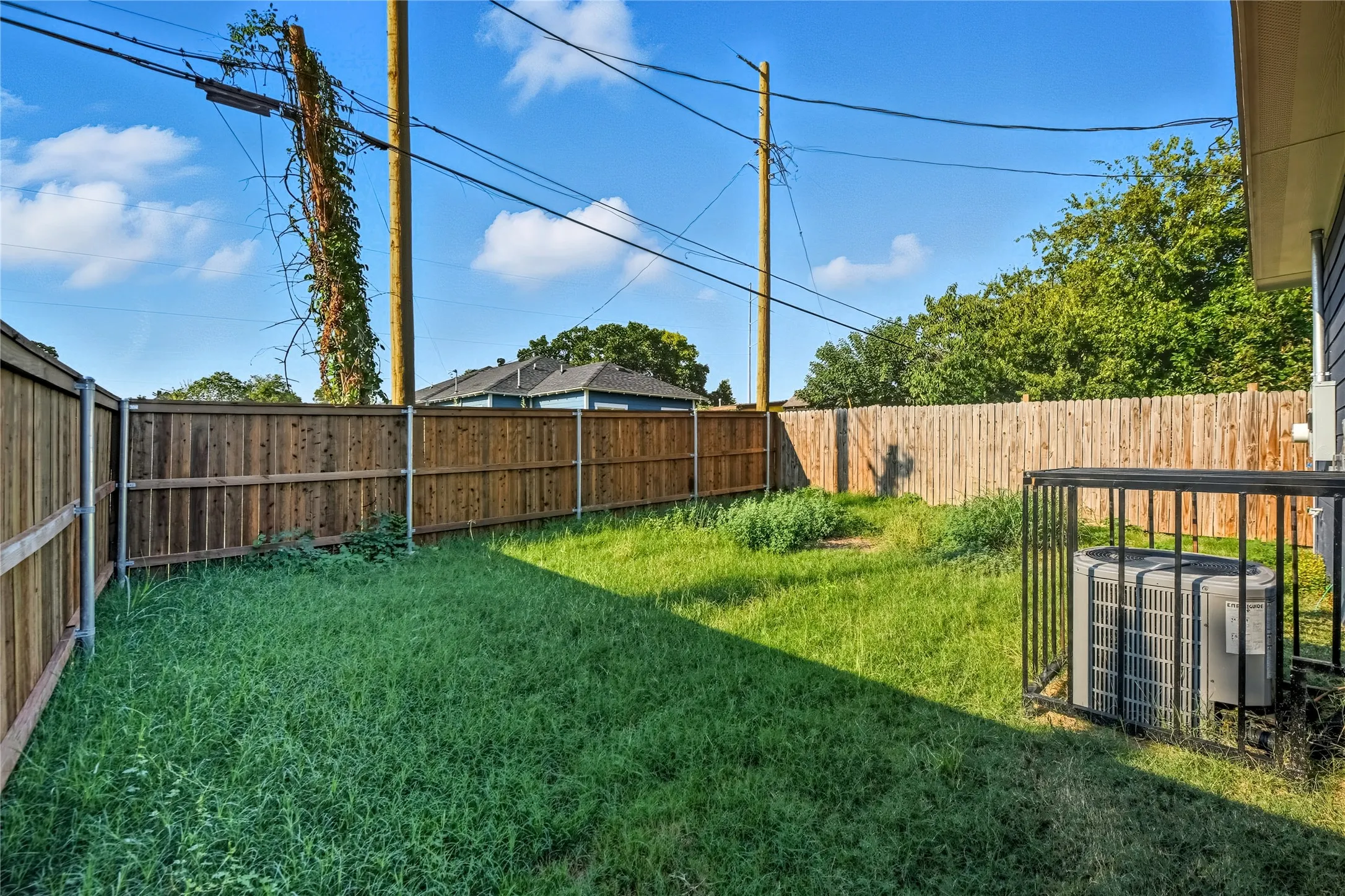 Single Family Residence For Rent in Tarrant County , 914 E Tucker Street, Fort Worth, Texas 76104, 2 Bedroom, 2 Bathroom, Garage spaces, 1,219 Sqft, built in 2025, mls#21395143, Real Estate Agent in Fort Worth, Homes For Rent in Tarrant county, Homes For Rent in Fort Worth, Realtor in Fort Worth Texas, Real Estate Brokerage Independent Realty Texas, Luminita Cordes Realtor