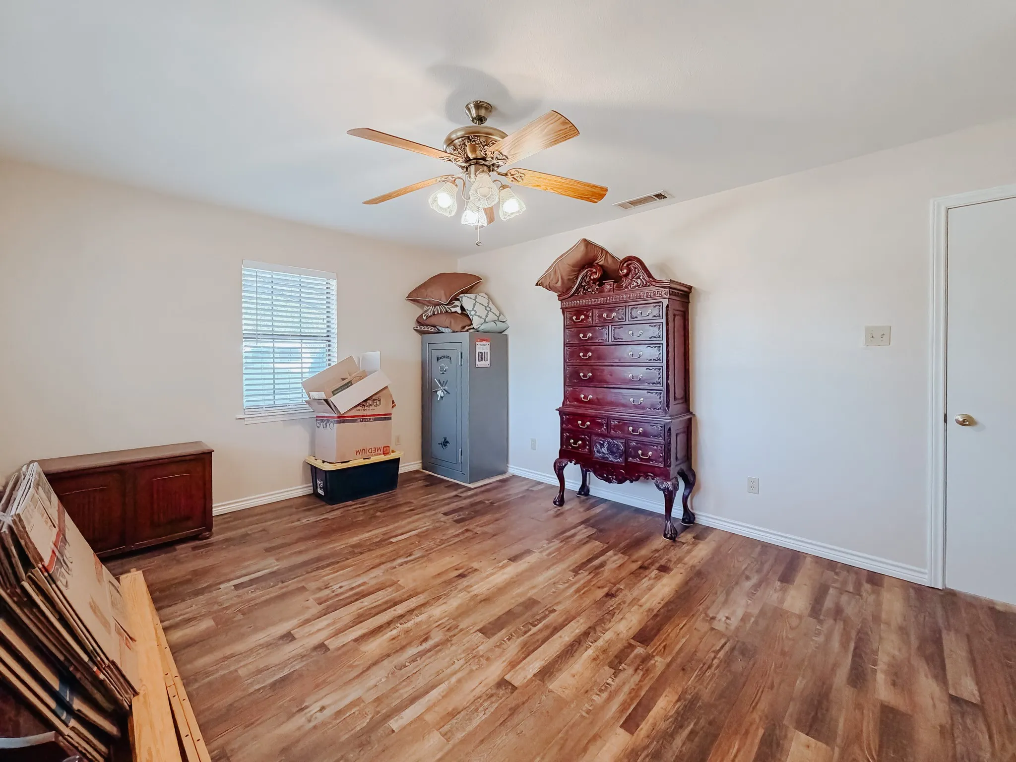 Single Family Residence For Sale in Navarro County , 14082 County Road 3140, Kerens, Texas 75144, 3 Bedroom, 2 Bathroom, 2 Garage spaces, 1,753 Sqft, built in 1999, mls#21394731, Real Estate Agent in Kerens, Homes For Sale in Navarro county, Homes For Sale in Kerens, Realtor in Kerens Texas, Real Estate Brokerage Independent Realty Texas, Luminita Cordes Realtor