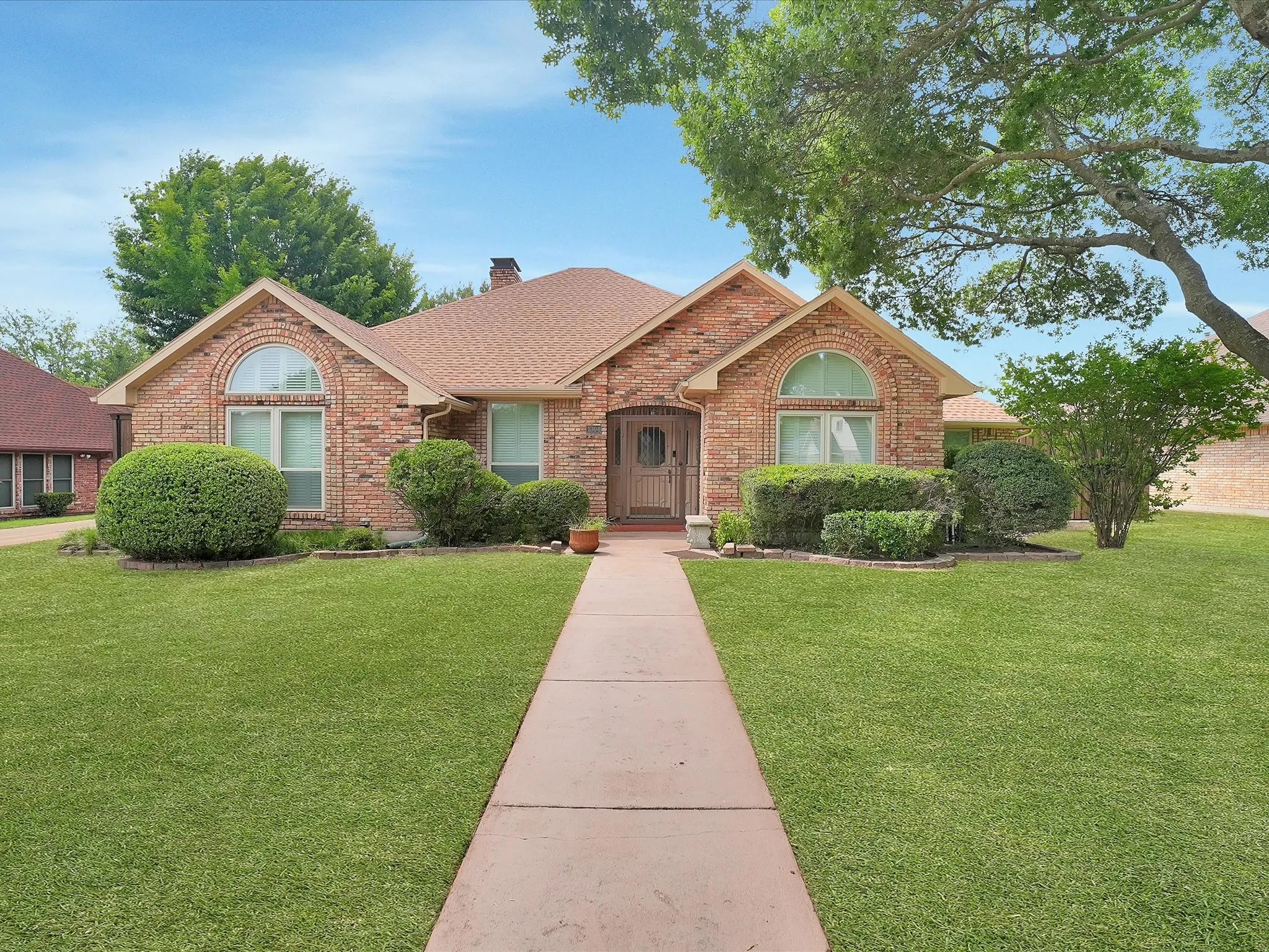 Single Family Residence For Sale in Dallas County , 1304 Carriage Creek Drive, De Soto, Texas 75115, 4 Bedroom, 3 Bathroom, 2 Garage spaces, 2,829 Sqft, built in 1985, mls#21393024, Real Estate Agent in De Soto, Homes For Sale in Dallas county, Homes For Sale in De Soto, Realtor in De Soto Texas, Real Estate Brokerage Independent Realty Texas, Luminita Cordes Realtor