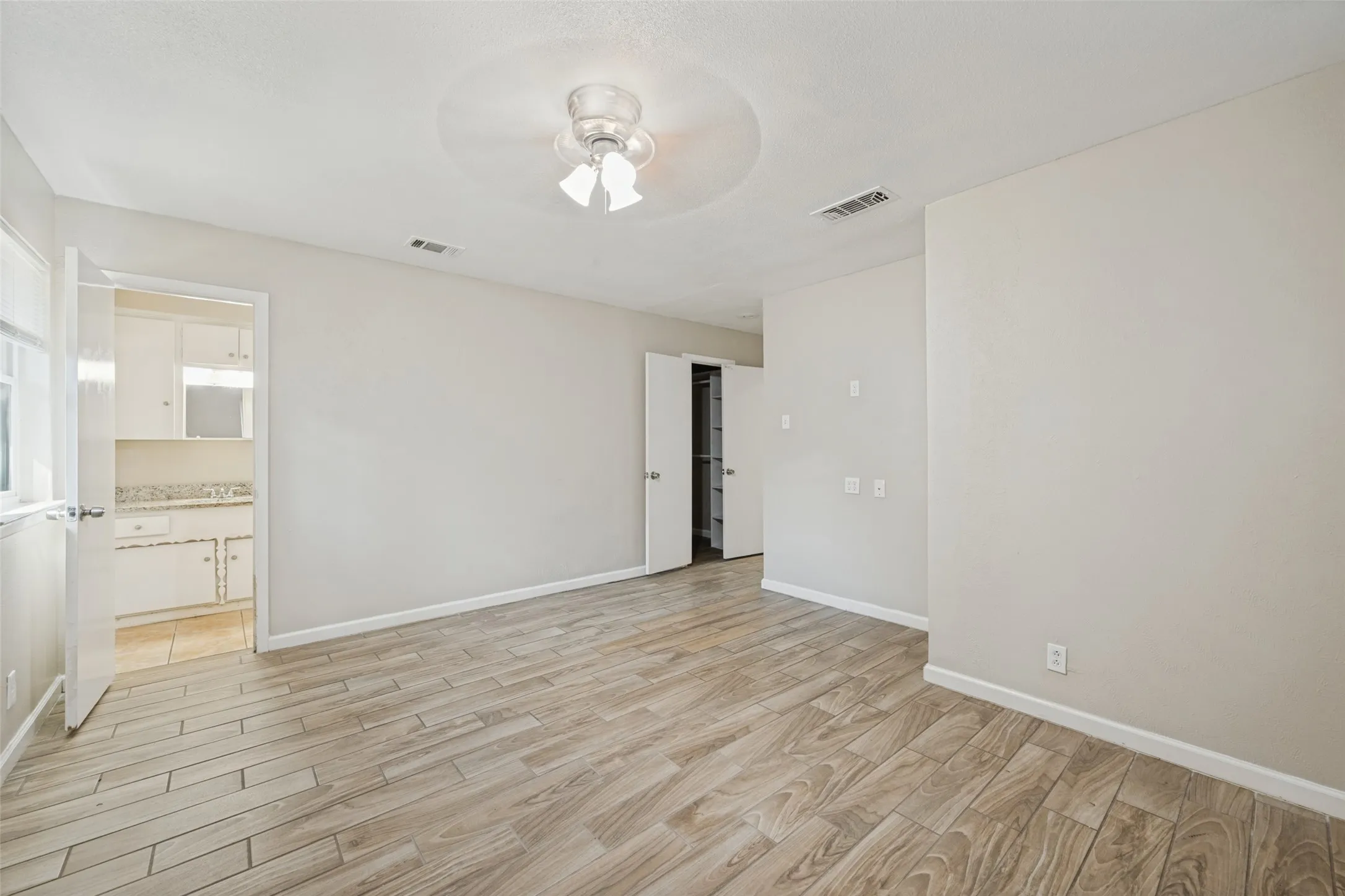 Single Family Residence For Rent in Dallas County , 213 W Dorris Drive, Grand Prairie, Texas 75051, 3 Bedroom, 2 Bathroom, 2 Garage spaces, 1,700 Sqft, built in 1963, mls#21395163, Real Estate Agent in Grand Prairie, Homes For Rent in Dallas county, Homes For Rent in Grand Prairie, Realtor in Grand Prairie Texas, Real Estate Brokerage Independent Realty Texas, Luminita Cordes Realtor