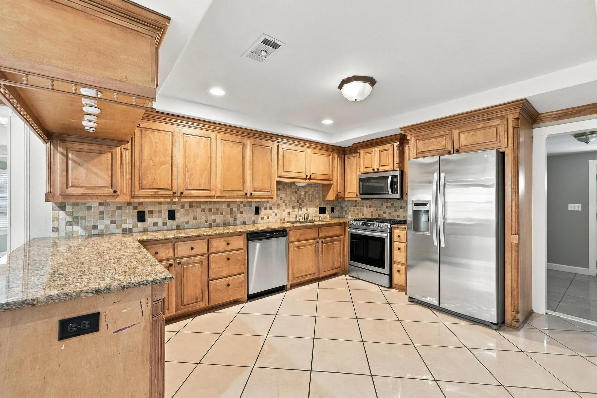 Single Family Residence For Sale in Grayson County , 424 W Sears Street, Denison, Texas 75020, 4 Bedroom, 2 Bathroom, Garage spaces, 1,852 Sqft, built in 1900, mls#21394774, Real Estate Agent in Denison, Homes For Sale in Grayson county, Homes For Sale in Denison, Realtor in Denison Texas, Real Estate Brokerage Independent Realty Texas, Luminita Cordes Realtor