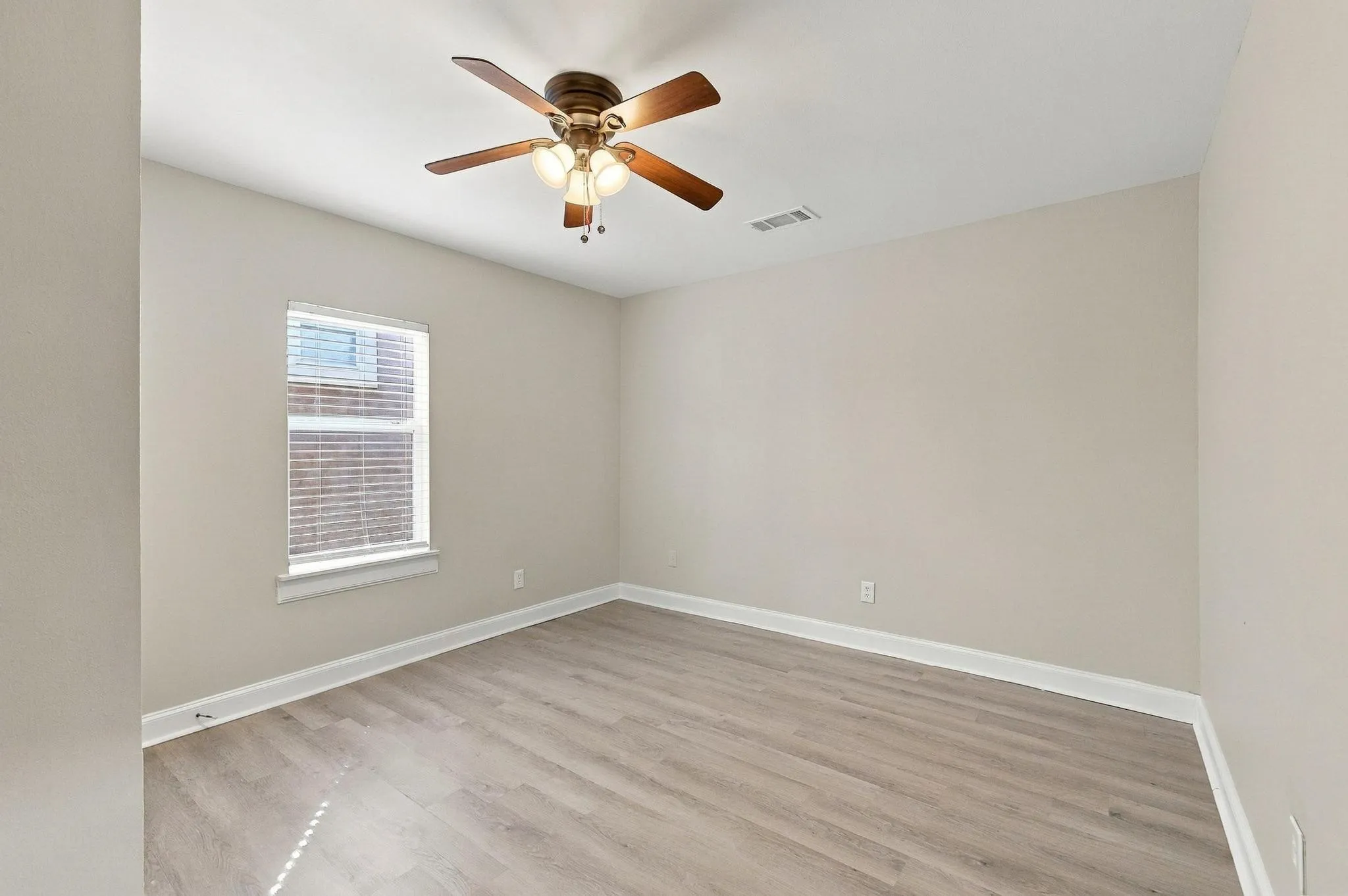 Single Family Residence For Sale in Grayson County , 424 W Sears Street, Denison, Texas 75020, 4 Bedroom, 2 Bathroom, Garage spaces, 1,852 Sqft, built in 1900, mls#21394774, Real Estate Agent in Denison, Homes For Sale in Grayson county, Homes For Sale in Denison, Realtor in Denison Texas, Real Estate Brokerage Independent Realty Texas, Luminita Cordes Realtor