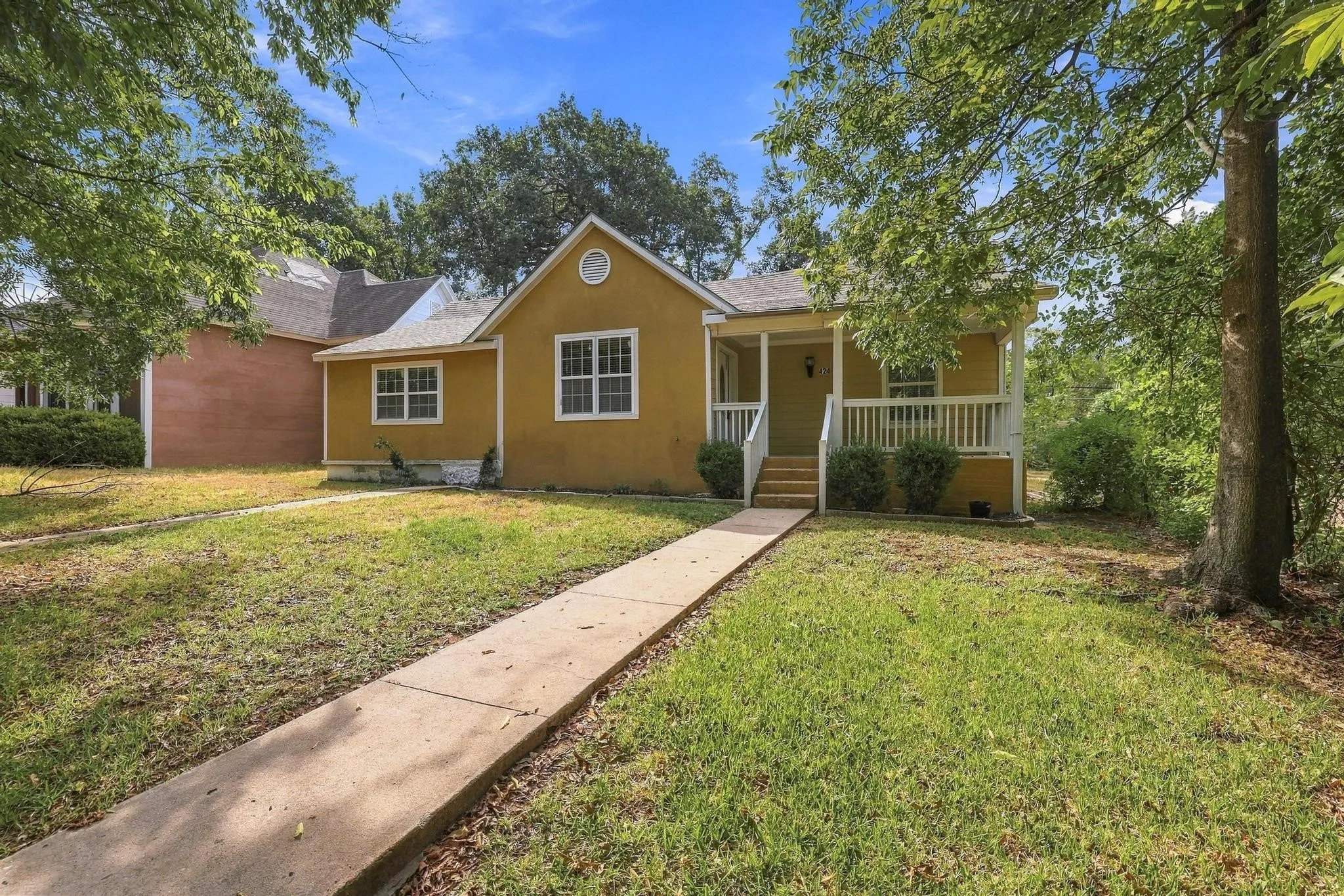 Single Family Residence For Sale in Grayson County , 424 W Sears Street, Denison, Texas 75020, 4 Bedroom, 2 Bathroom, Garage spaces, 1,852 Sqft, built in 1900, mls#21394774, Real Estate Agent in Denison, Homes For Sale in Grayson county, Homes For Sale in Denison, Realtor in Denison Texas, Real Estate Brokerage Independent Realty Texas, Luminita Cordes Realtor