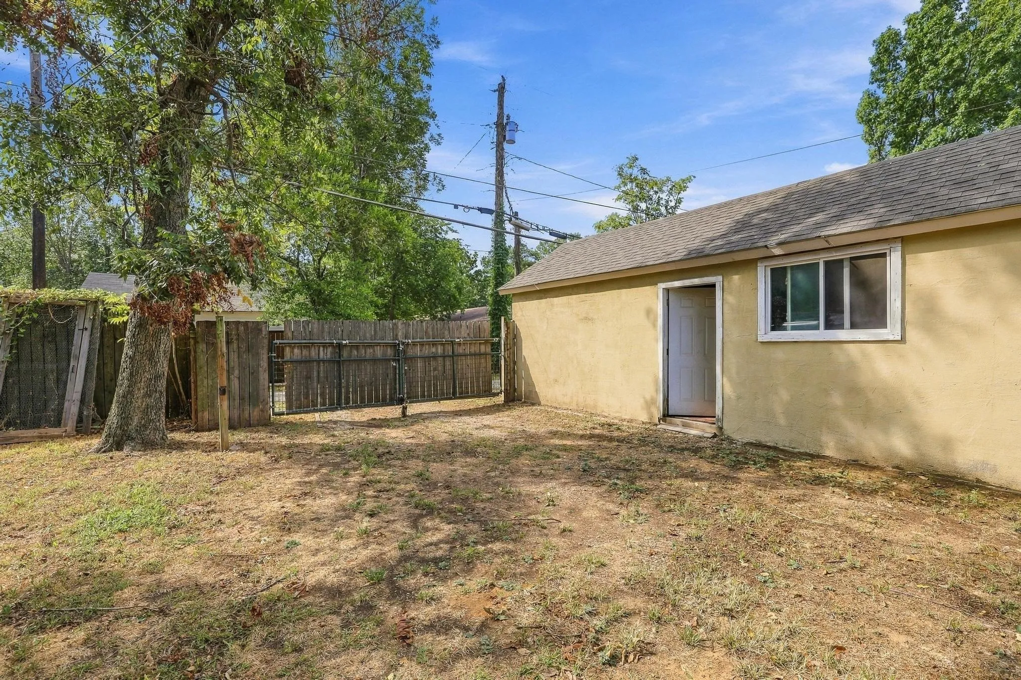 Single Family Residence For Sale in Grayson County , 424 W Sears Street, Denison, Texas 75020, 4 Bedroom, 2 Bathroom, Garage spaces, 1,852 Sqft, built in 1900, mls#21394774, Real Estate Agent in Denison, Homes For Sale in Grayson county, Homes For Sale in Denison, Realtor in Denison Texas, Real Estate Brokerage Independent Realty Texas, Luminita Cordes Realtor