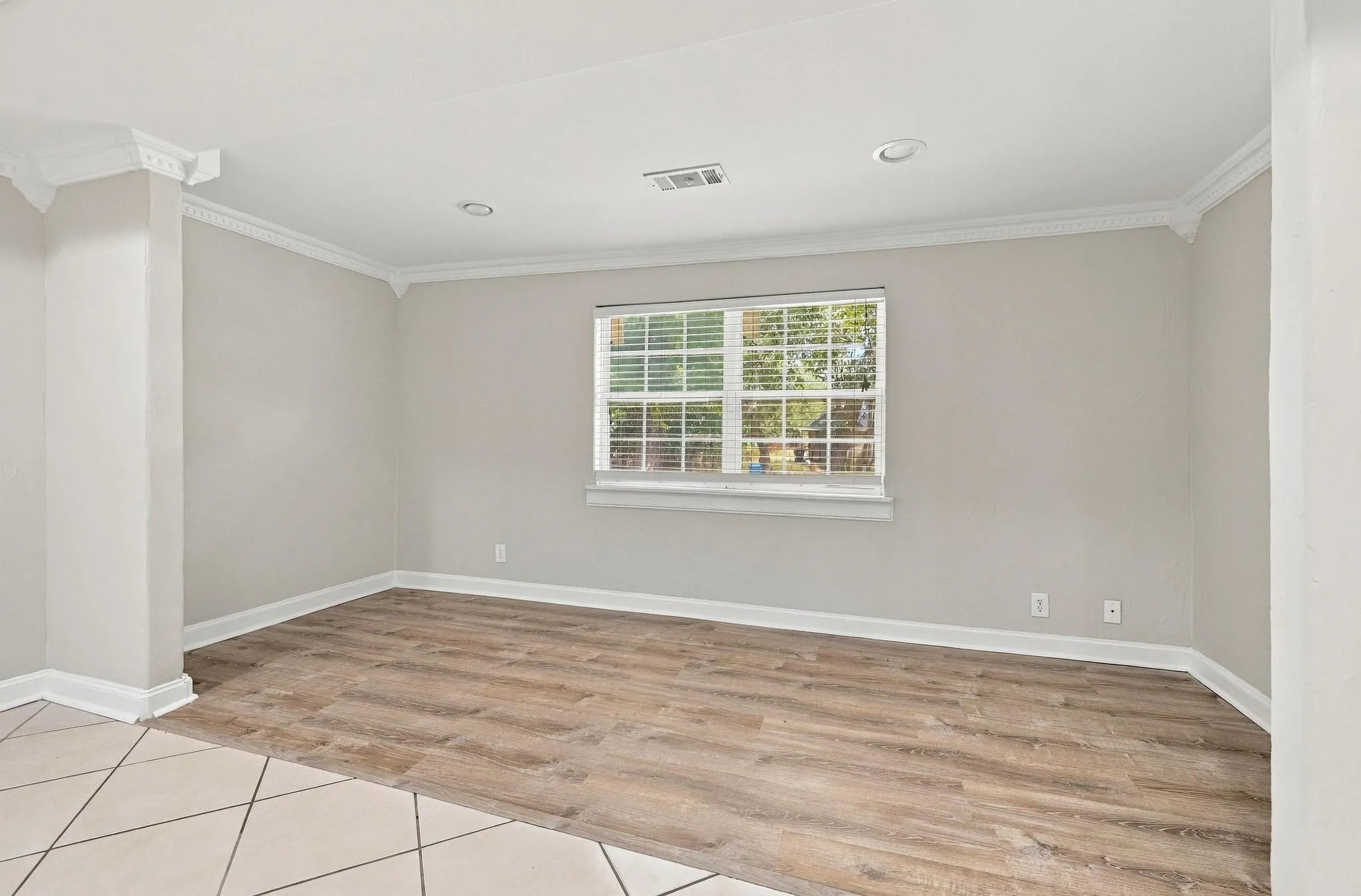 Single Family Residence For Sale in Grayson County , 424 W Sears Street, Denison, Texas 75020, 4 Bedroom, 2 Bathroom, Garage spaces, 1,852 Sqft, built in 1900, mls#21394774, Real Estate Agent in Denison, Homes For Sale in Grayson county, Homes For Sale in Denison, Realtor in Denison Texas, Real Estate Brokerage Independent Realty Texas, Luminita Cordes Realtor