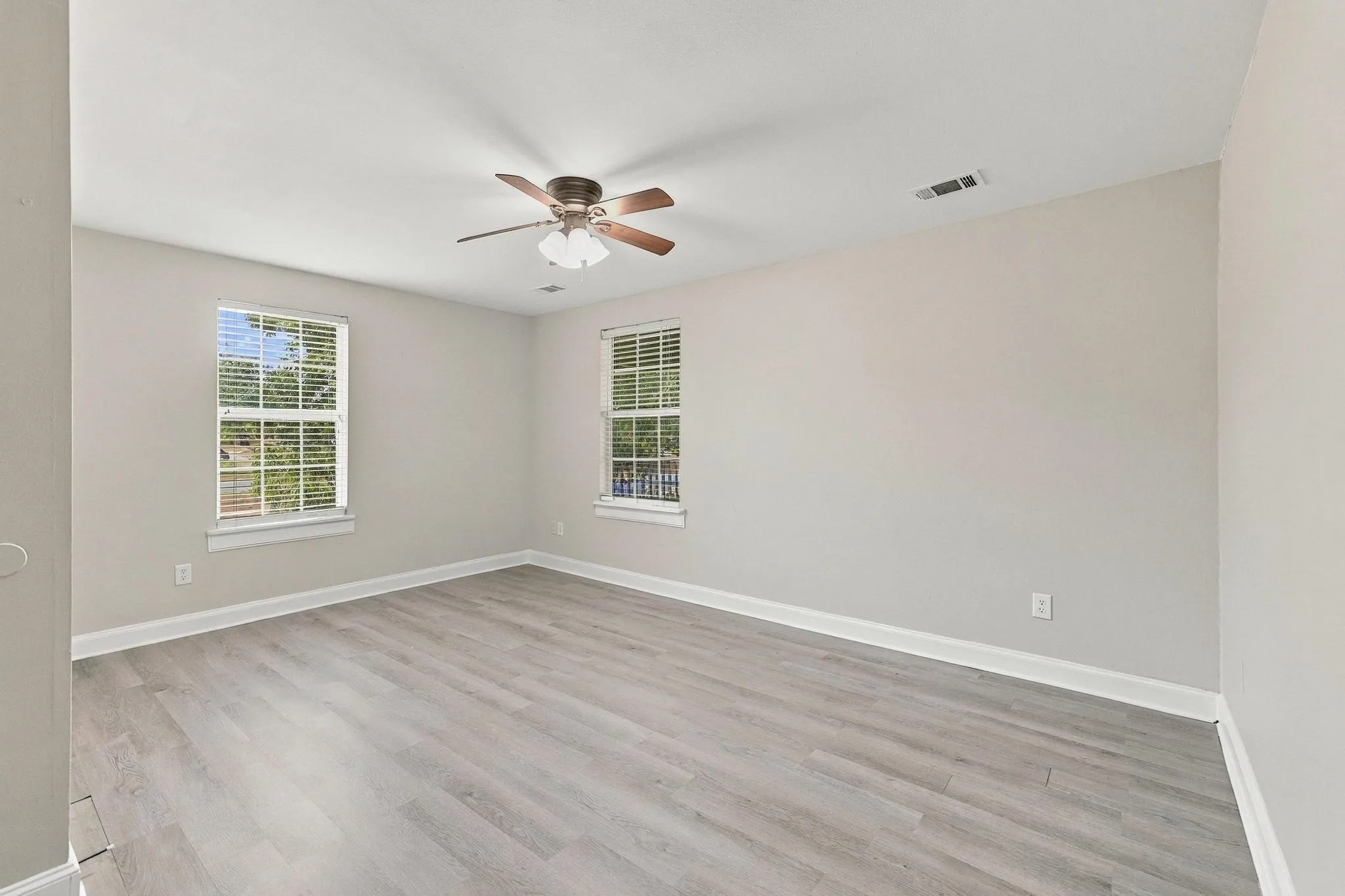 Single Family Residence For Sale in Grayson County , 424 W Sears Street, Denison, Texas 75020, 4 Bedroom, 2 Bathroom, Garage spaces, 1,852 Sqft, built in 1900, mls#21394774, Real Estate Agent in Denison, Homes For Sale in Grayson county, Homes For Sale in Denison, Realtor in Denison Texas, Real Estate Brokerage Independent Realty Texas, Luminita Cordes Realtor