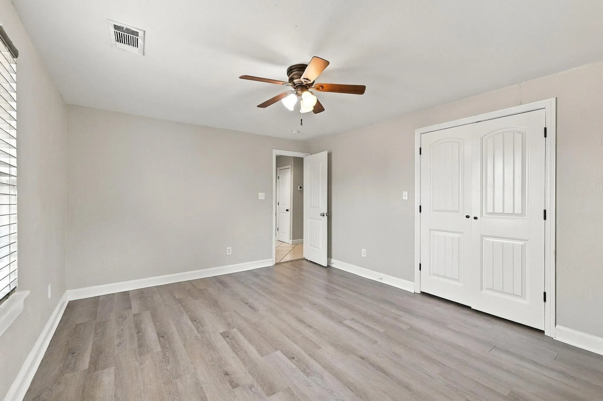 Single Family Residence For Sale in Grayson County , 424 W Sears Street, Denison, Texas 75020, 4 Bedroom, 2 Bathroom, Garage spaces, 1,852 Sqft, built in 1900, mls#21394774, Real Estate Agent in Denison, Homes For Sale in Grayson county, Homes For Sale in Denison, Realtor in Denison Texas, Real Estate Brokerage Independent Realty Texas, Luminita Cordes Realtor