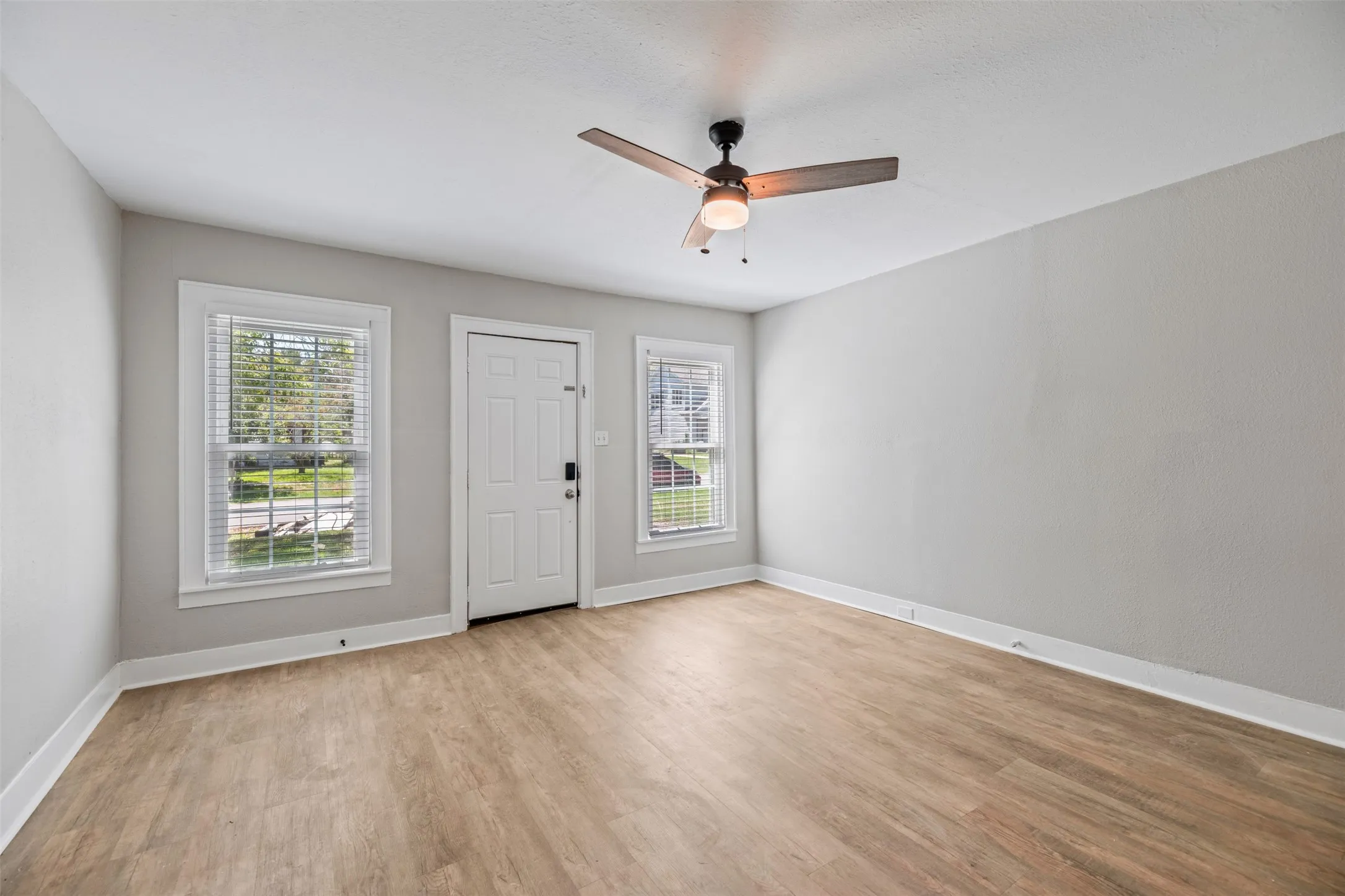 Single Family Residence For Rent in Van Zandt County , 247 E North Street, Wills Point, Texas 75169, 2 Bedroom, 1 Bathroom, 1 Garage spaces, 1,060 Sqft, built in 1949, mls#21391815, Real Estate Agent in Wills Point, Homes For Rent in Van Zandt county, Homes For Rent in Wills Point, Realtor in Wills Point Texas, Real Estate Brokerage Independent Realty Texas, Luminita Cordes Realtor