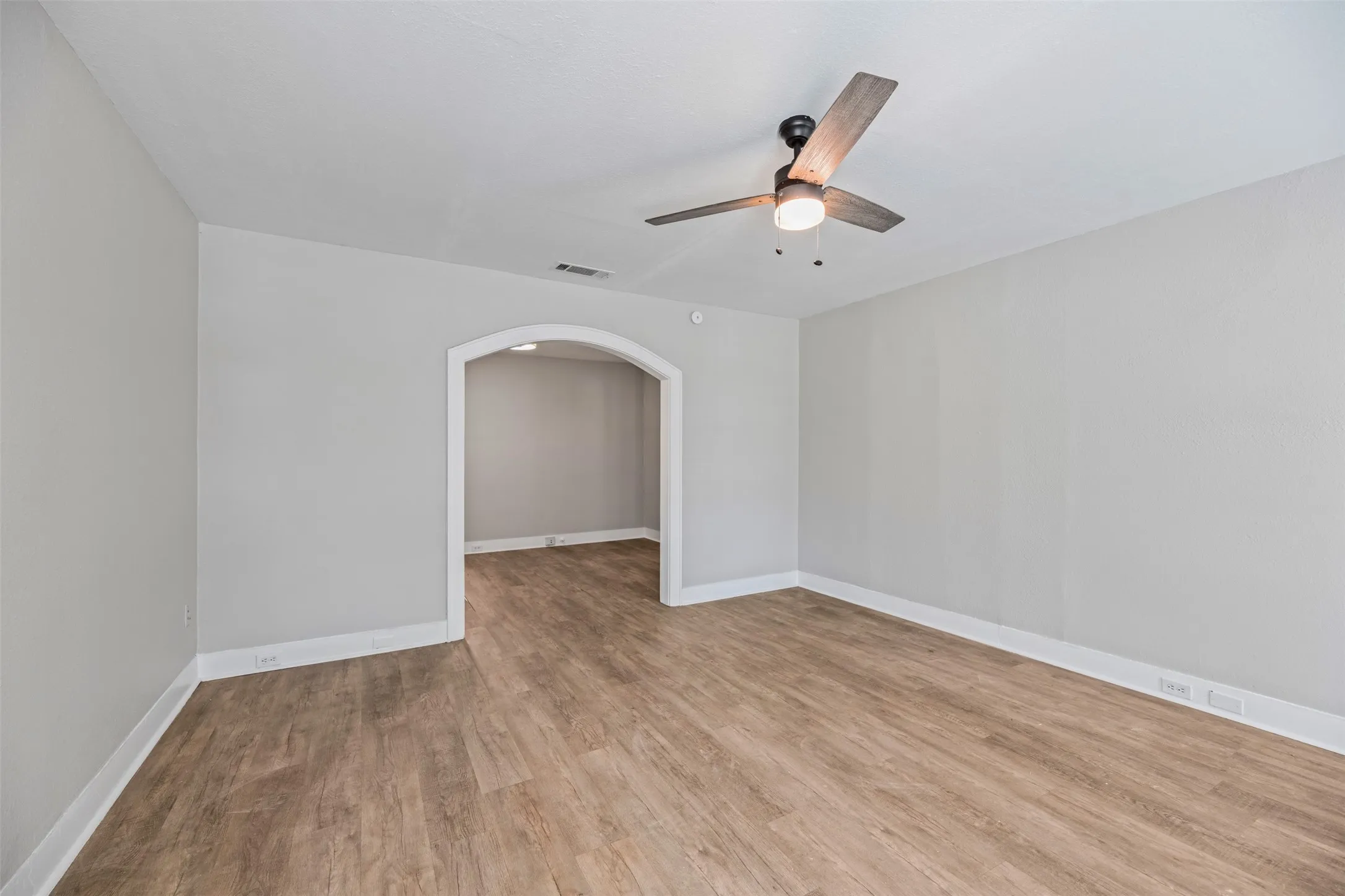 Single Family Residence For Rent in Van Zandt County , 247 E North Street, Wills Point, Texas 75169, 2 Bedroom, 1 Bathroom, 1 Garage spaces, 1,060 Sqft, built in 1949, mls#21391815, Real Estate Agent in Wills Point, Homes For Rent in Van Zandt county, Homes For Rent in Wills Point, Realtor in Wills Point Texas, Real Estate Brokerage Independent Realty Texas, Luminita Cordes Realtor