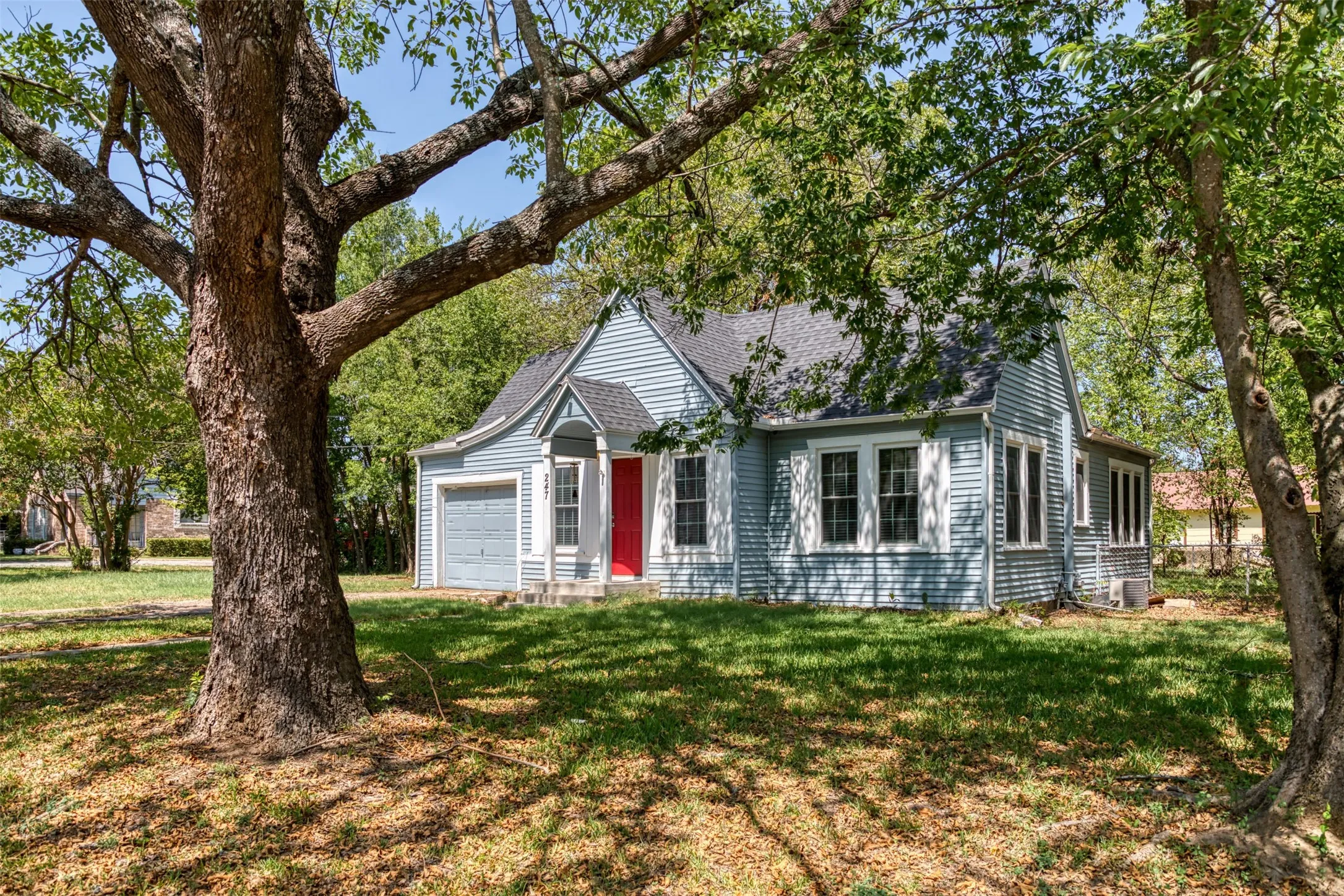 Single Family Residence For Rent in Van Zandt County , 247 E North Street, Wills Point, Texas 75169, 2 Bedroom, 1 Bathroom, 1 Garage spaces, 1,060 Sqft, built in 1949, mls#21391815, Real Estate Agent in Wills Point, Homes For Rent in Van Zandt county, Homes For Rent in Wills Point, Realtor in Wills Point Texas, Real Estate Brokerage Independent Realty Texas, Luminita Cordes Realtor