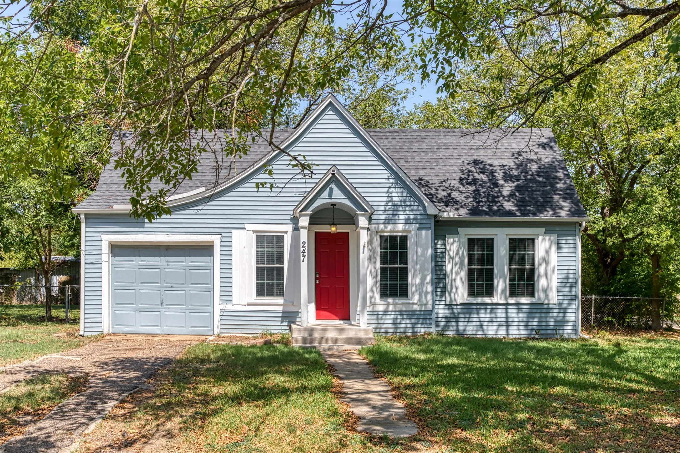 Single Family Residence For Rent in Van Zandt County , 247 E North Street, Wills Point, Texas 75169, 2 Bedroom, 1 Bathroom, 1 Garage spaces, 1,060 Sqft, built in 1949, mls#21391815, Real Estate Agent in Wills Point, Homes For Rent in Van Zandt county, Homes For Rent in Wills Point, Realtor in Wills Point Texas, Real Estate Brokerage Independent Realty Texas, Luminita Cordes Realtor