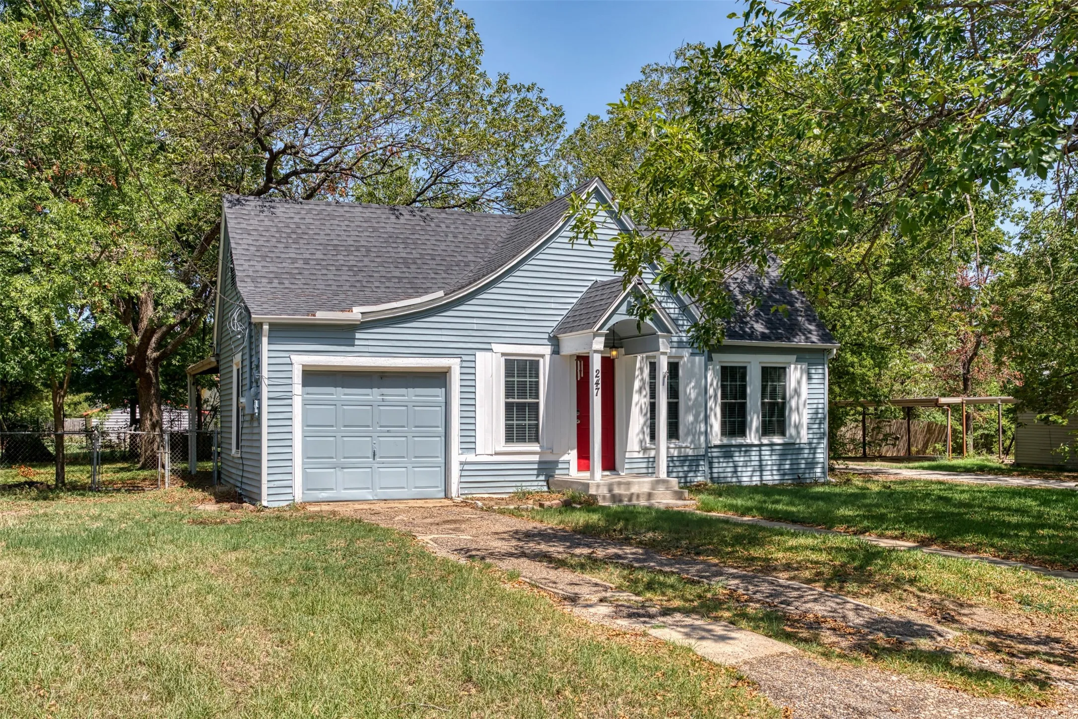 Single Family Residence For Rent in Van Zandt County , 247 E North Street, Wills Point, Texas 75169, 2 Bedroom, 1 Bathroom, 1 Garage spaces, 1,060 Sqft, built in 1949, mls#21391815, Real Estate Agent in Wills Point, Homes For Rent in Van Zandt county, Homes For Rent in Wills Point, Realtor in Wills Point Texas, Real Estate Brokerage Independent Realty Texas, Luminita Cordes Realtor