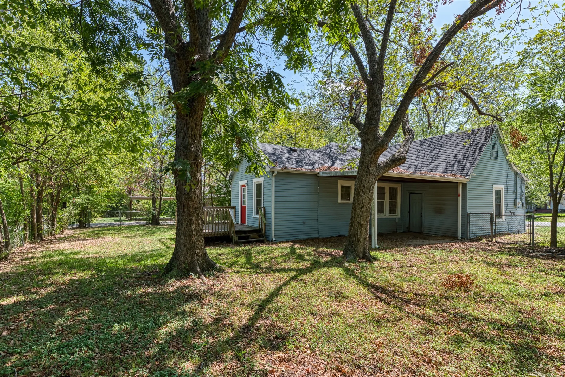 Single Family Residence For Rent in Van Zandt County , 247 E North Street, Wills Point, Texas 75169, 2 Bedroom, 1 Bathroom, 1 Garage spaces, 1,060 Sqft, built in 1949, mls#21391815, Real Estate Agent in Wills Point, Homes For Rent in Van Zandt county, Homes For Rent in Wills Point, Realtor in Wills Point Texas, Real Estate Brokerage Independent Realty Texas, Luminita Cordes Realtor