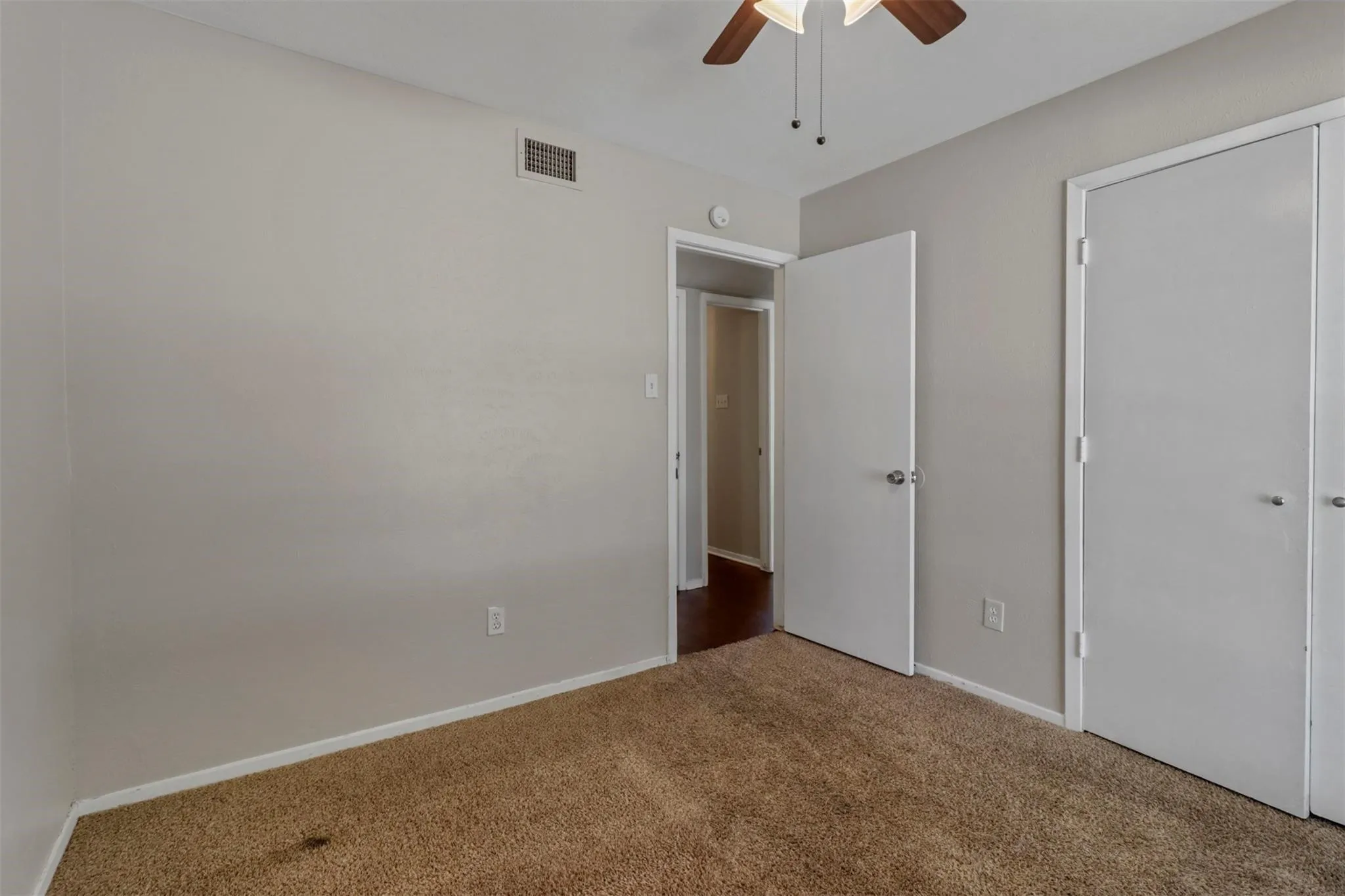 Single Family Residence For Rent in Tarrant County , 7012 Lincolnshire Lane, North Richland Hills, Texas 76182, 3 Bedroom, 2 Bathroom, 1 Garage spaces, 1,268 Sqft, built in 1978, mls#21395178, Real Estate Agent in North Richland Hills, Homes For Rent in Tarrant county, Homes For Rent in North Richland Hills, Realtor in North Richland Hills Texas, Real Estate Brokerage Independent Realty Texas, Luminita Cordes Realtor