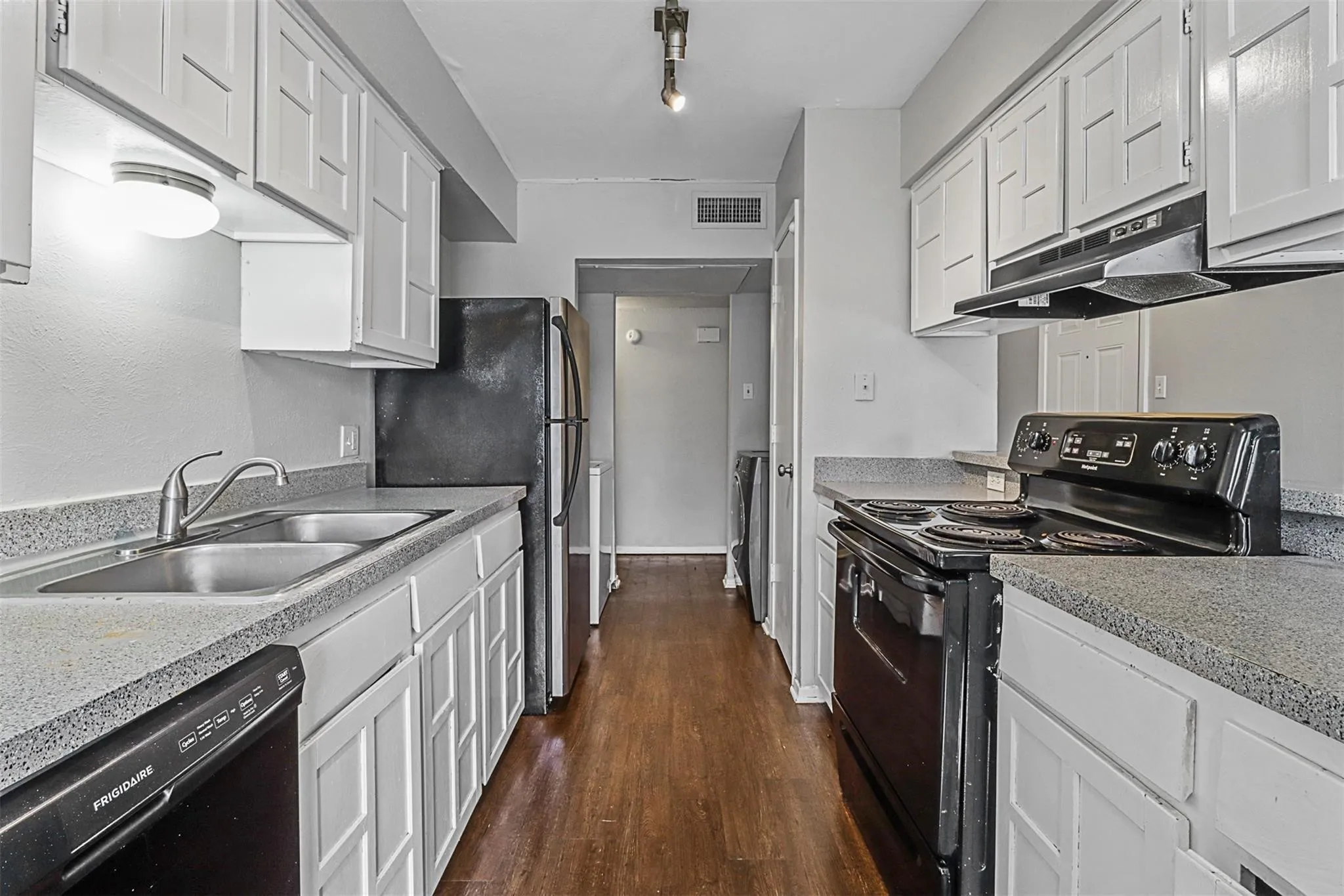 Single Family Residence For Rent in Tarrant County , 7012 Lincolnshire Lane, North Richland Hills, Texas 76182, 3 Bedroom, 2 Bathroom, 1 Garage spaces, 1,268 Sqft, built in 1978, mls#21395178, Real Estate Agent in North Richland Hills, Homes For Rent in Tarrant county, Homes For Rent in North Richland Hills, Realtor in North Richland Hills Texas, Real Estate Brokerage Independent Realty Texas, Luminita Cordes Realtor