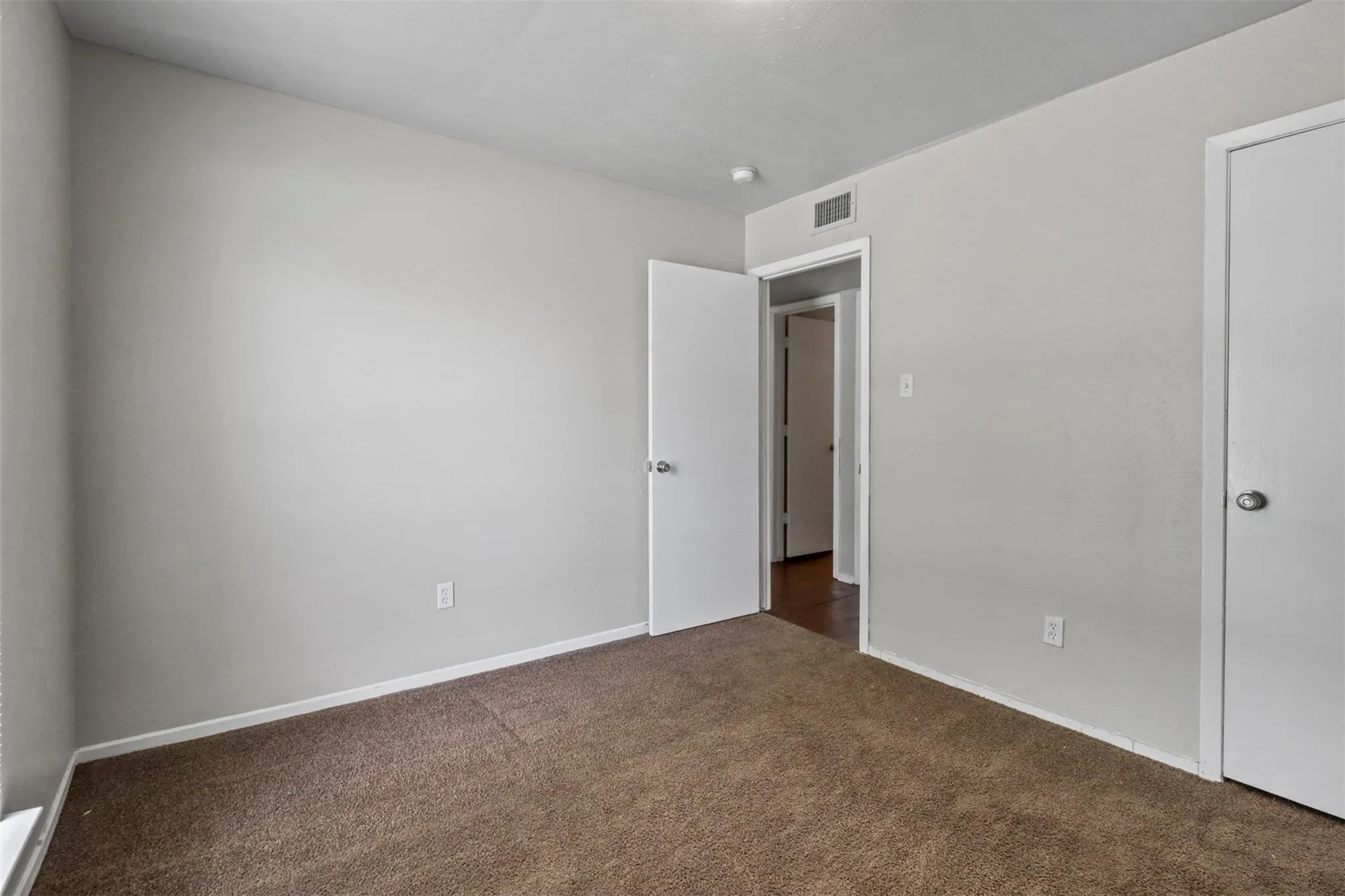 Single Family Residence For Rent in Tarrant County , 7012 Lincolnshire Lane, North Richland Hills, Texas 76182, 3 Bedroom, 2 Bathroom, 1 Garage spaces, 1,268 Sqft, built in 1978, mls#21395178, Real Estate Agent in North Richland Hills, Homes For Rent in Tarrant county, Homes For Rent in North Richland Hills, Realtor in North Richland Hills Texas, Real Estate Brokerage Independent Realty Texas, Luminita Cordes Realtor