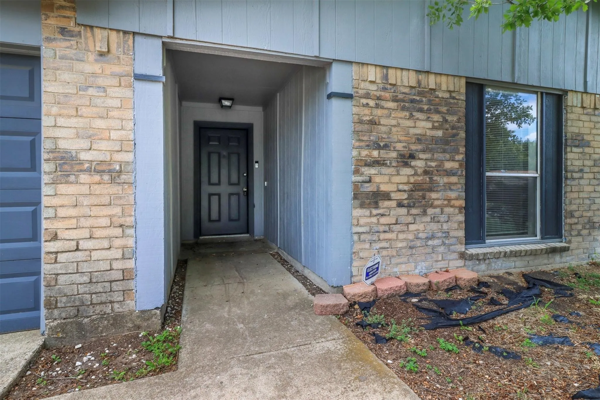 Single Family Residence For Rent in Tarrant County , 7012 Lincolnshire Lane, North Richland Hills, Texas 76182, 3 Bedroom, 2 Bathroom, 1 Garage spaces, 1,268 Sqft, built in 1978, mls#21395178, Real Estate Agent in North Richland Hills, Homes For Rent in Tarrant county, Homes For Rent in North Richland Hills, Realtor in North Richland Hills Texas, Real Estate Brokerage Independent Realty Texas, Luminita Cordes Realtor