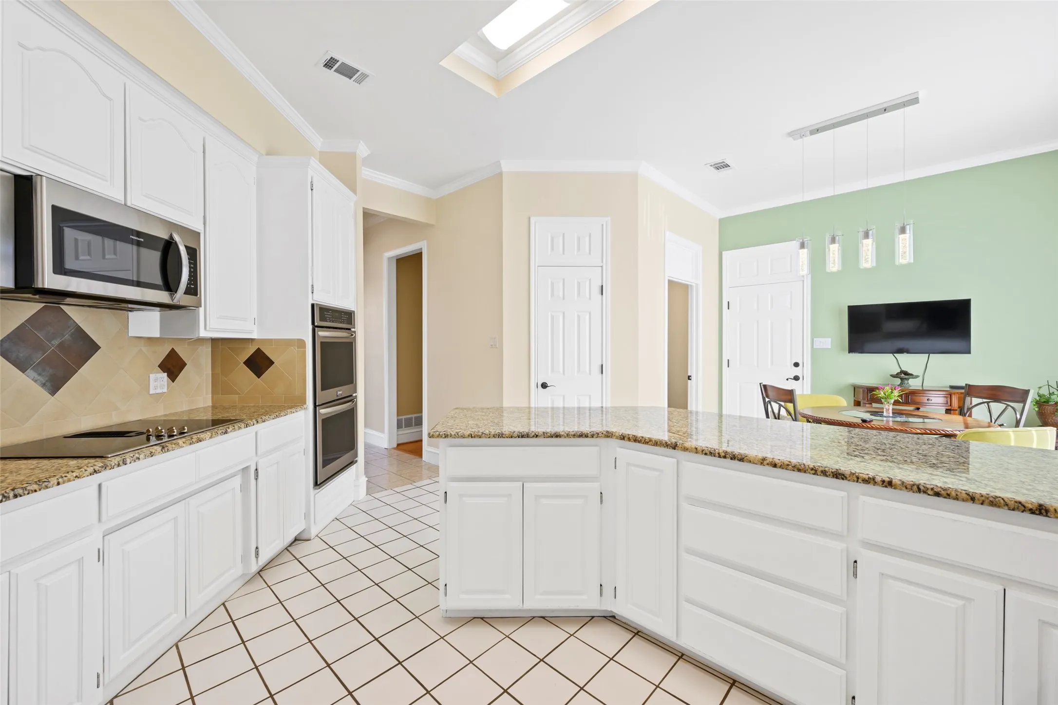 Single Family Residence For Sale in Tarrant County , 8404 Sunset Cove Drive, Fort Worth, Texas 76179, 3 Bedroom, 3 Bathroom, 2 Garage spaces, 2,732 Sqft, built in 1987, mls#21392757, Real Estate Agent in Fort Worth, Homes For Sale in Tarrant county, Homes For Sale in Fort Worth, Realtor in Fort Worth Texas, Real Estate Brokerage Independent Realty Texas, Luminita Cordes Realtor