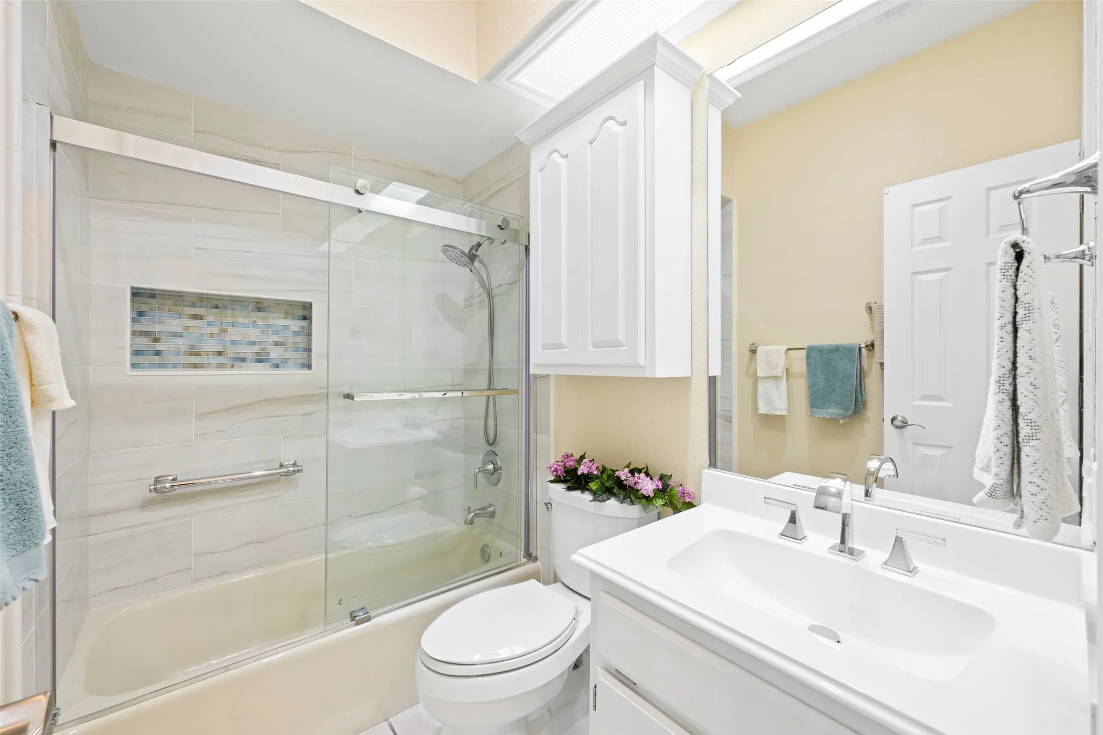 Single Family Residence For Sale in Tarrant County , 8404 Sunset Cove Drive, Fort Worth, Texas 76179, 3 Bedroom, 3 Bathroom, 2 Garage spaces, 2,732 Sqft, built in 1987, mls#21392757, Real Estate Agent in Fort Worth, Homes For Sale in Tarrant county, Homes For Sale in Fort Worth, Realtor in Fort Worth Texas, Real Estate Brokerage Independent Realty Texas, Luminita Cordes Realtor