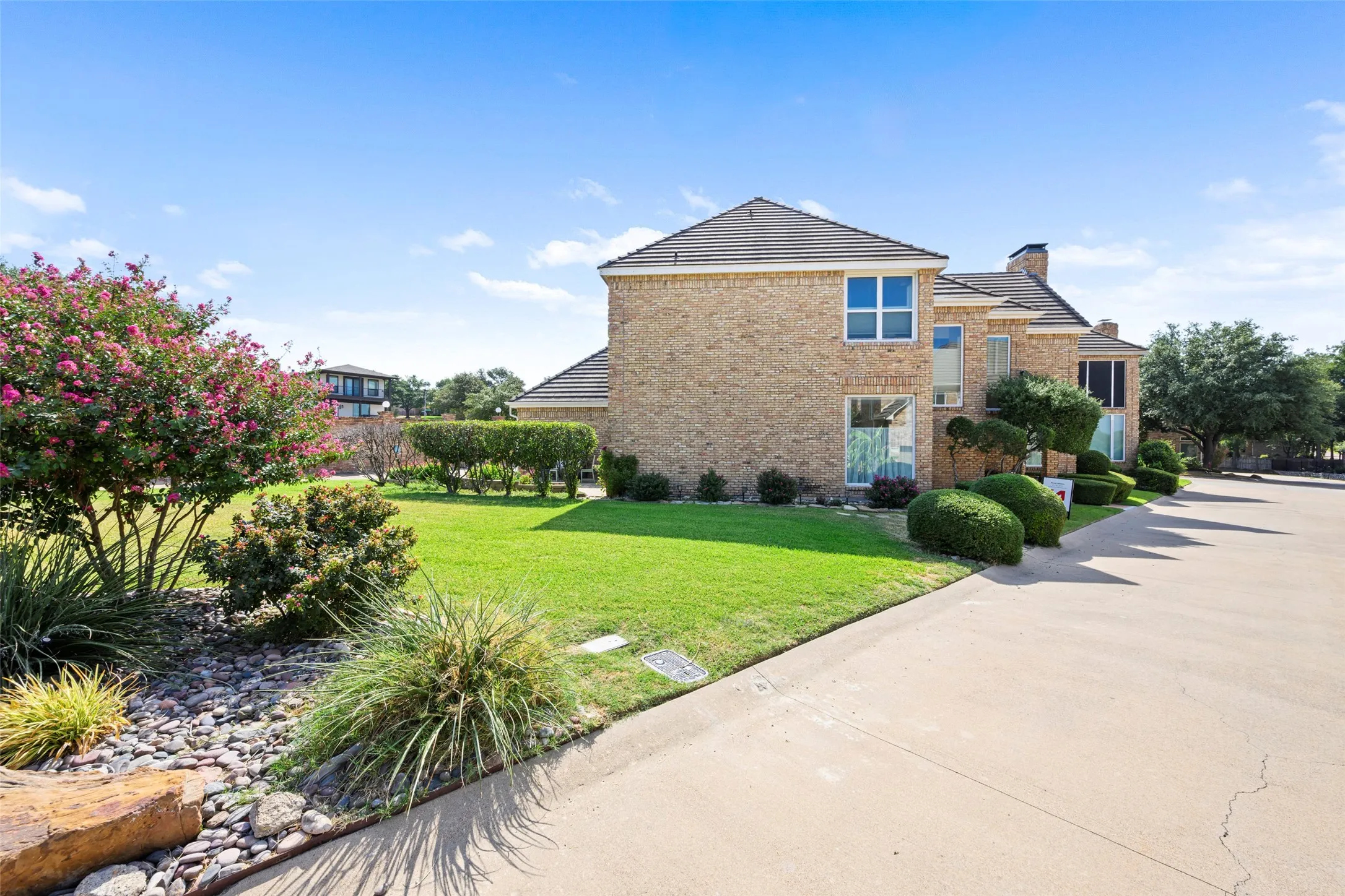 Single Family Residence For Sale in Tarrant County , 8404 Sunset Cove Drive, Fort Worth, Texas 76179, 3 Bedroom, 3 Bathroom, 2 Garage spaces, 2,732 Sqft, built in 1987, mls#21392757, Real Estate Agent in Fort Worth, Homes For Sale in Tarrant county, Homes For Sale in Fort Worth, Realtor in Fort Worth Texas, Real Estate Brokerage Independent Realty Texas, Luminita Cordes Realtor