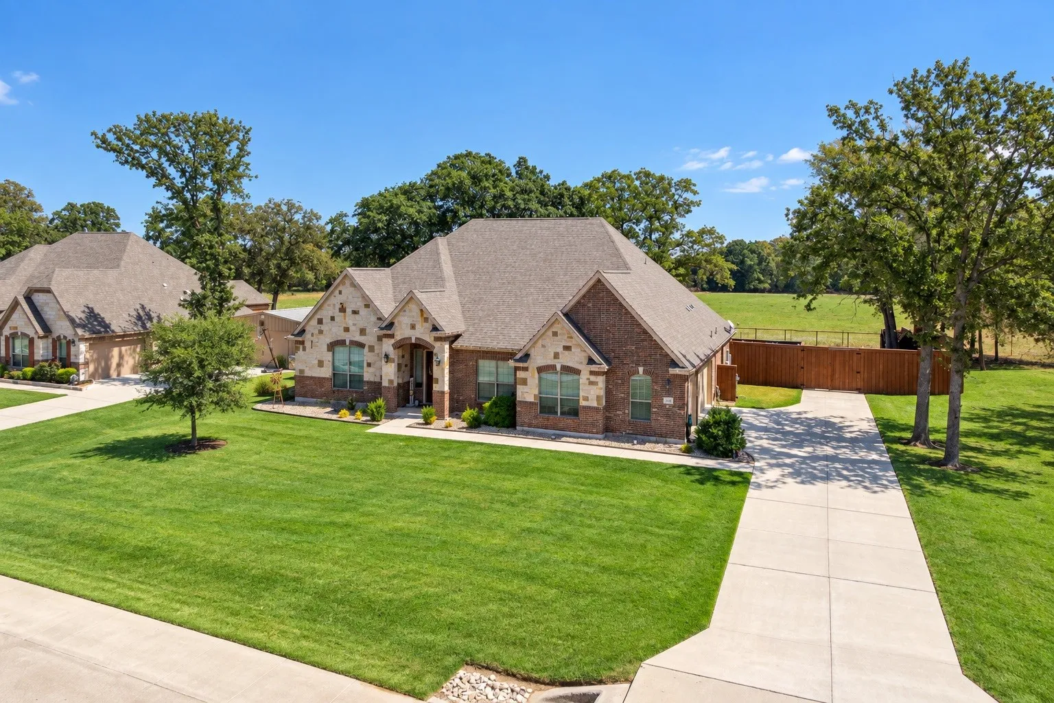 Single Family Residence For Sale in Denton County , 107 Willow Oak Drive, Krugerville, Texas 76227, 4 Bedroom, 4 Bathroom, 3 Garage spaces, 3,365 Sqft, built in 2020, mls#21394855, Real Estate Agent in Krugerville, Homes For Sale in Denton county, Homes For Sale in Krugerville, Realtor in Krugerville Texas, Real Estate Brokerage Independent Realty Texas, Luminita Cordes Realtor