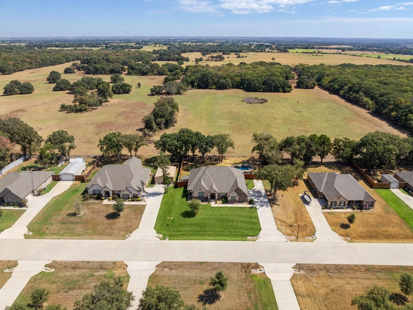 Single Family Residence For Sale in Denton County , 107 Willow Oak Drive, Krugerville, Texas 76227, 4 Bedroom, 4 Bathroom, 3 Garage spaces, 3,365 Sqft, built in 2020, mls#21394855, Real Estate Agent in Krugerville, Homes For Sale in Denton county, Homes For Sale in Krugerville, Realtor in Krugerville Texas, Real Estate Brokerage Independent Realty Texas, Luminita Cordes Realtor