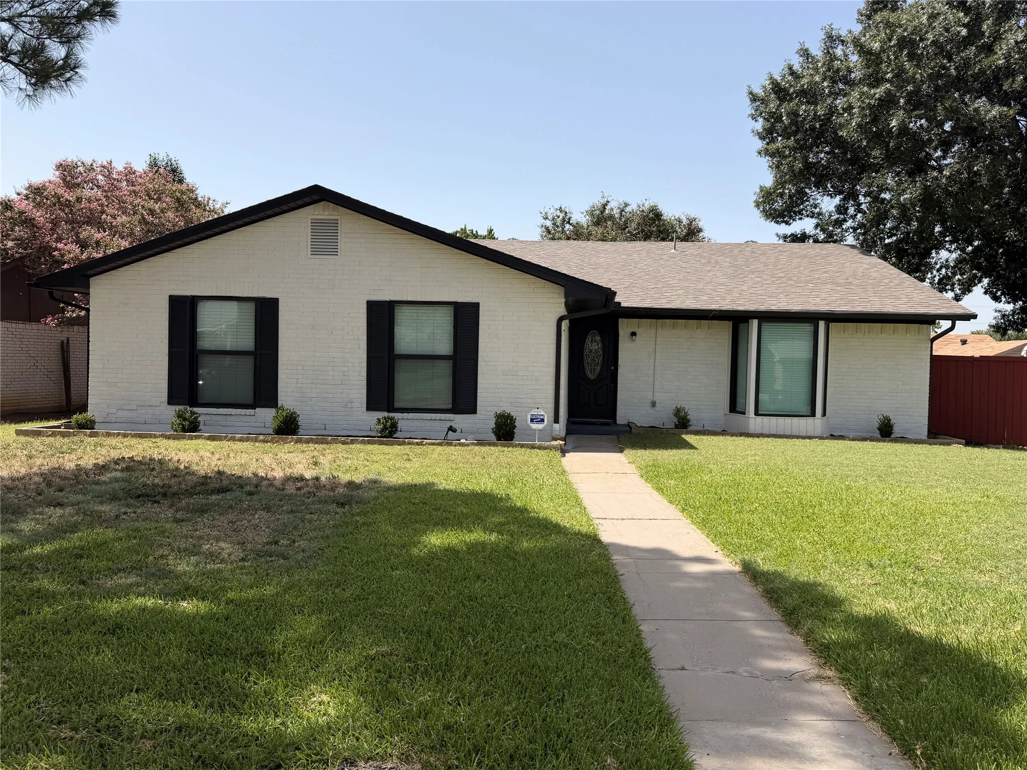 Single Family Residence For Rent in Denton County , 1262 Valencia Lane, Lewisville, Texas 75067, 3 Bedroom, 2 Bathroom, 2 Garage spaces, 1,472 Sqft, built in 1971, mls#21395191, Real Estate Agent in Lewisville, Homes For Rent in Denton county, Homes For Rent in Lewisville, Realtor in Lewisville Texas, Real Estate Brokerage Independent Realty Texas, Luminita Cordes Realtor