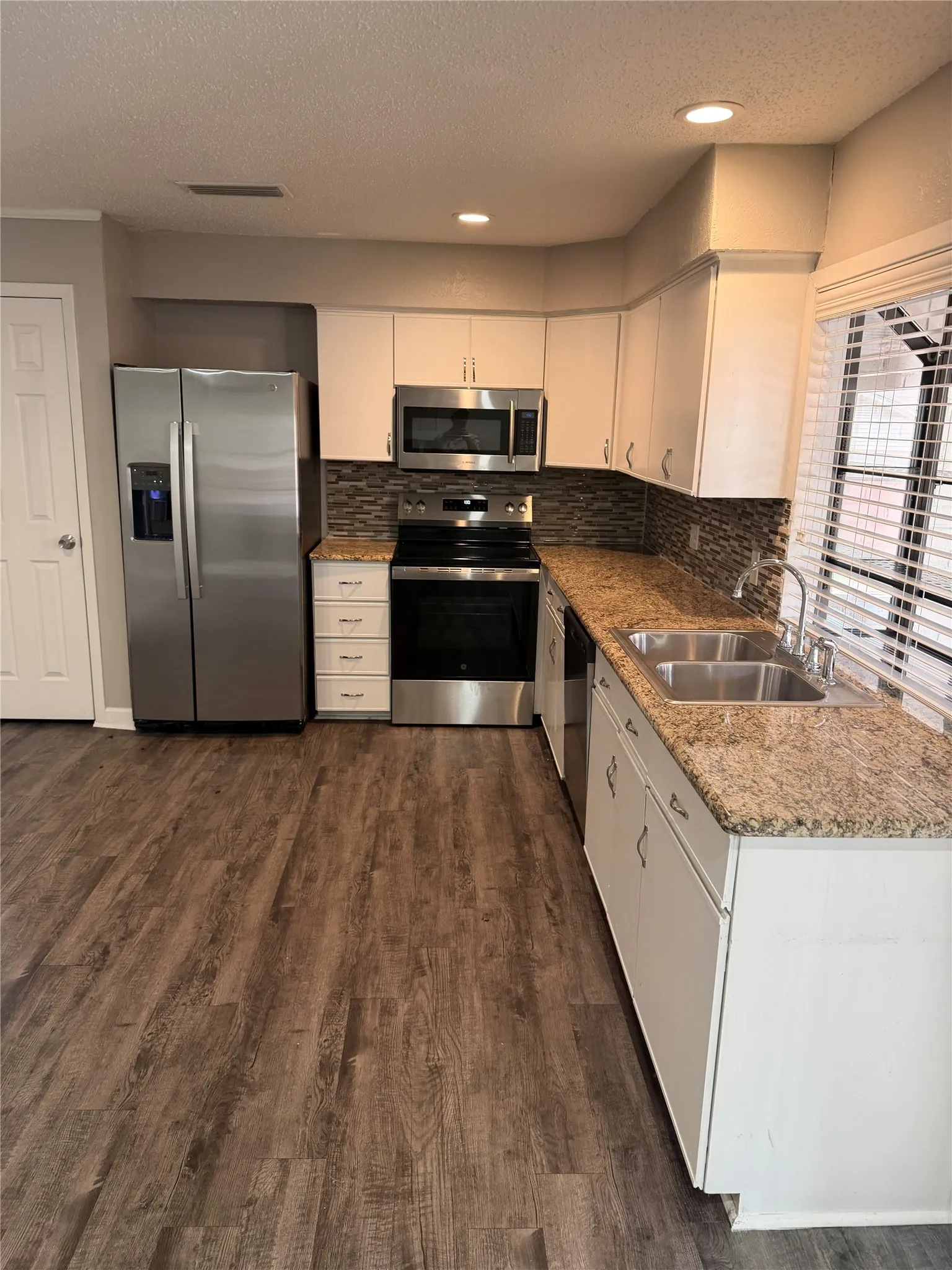 Single Family Residence For Rent in Denton County , 1262 Valencia Lane, Lewisville, Texas 75067, 3 Bedroom, 2 Bathroom, 2 Garage spaces, 1,472 Sqft, built in 1971, mls#21395191, Real Estate Agent in Lewisville, Homes For Rent in Denton county, Homes For Rent in Lewisville, Realtor in Lewisville Texas, Real Estate Brokerage Independent Realty Texas, Luminita Cordes Realtor