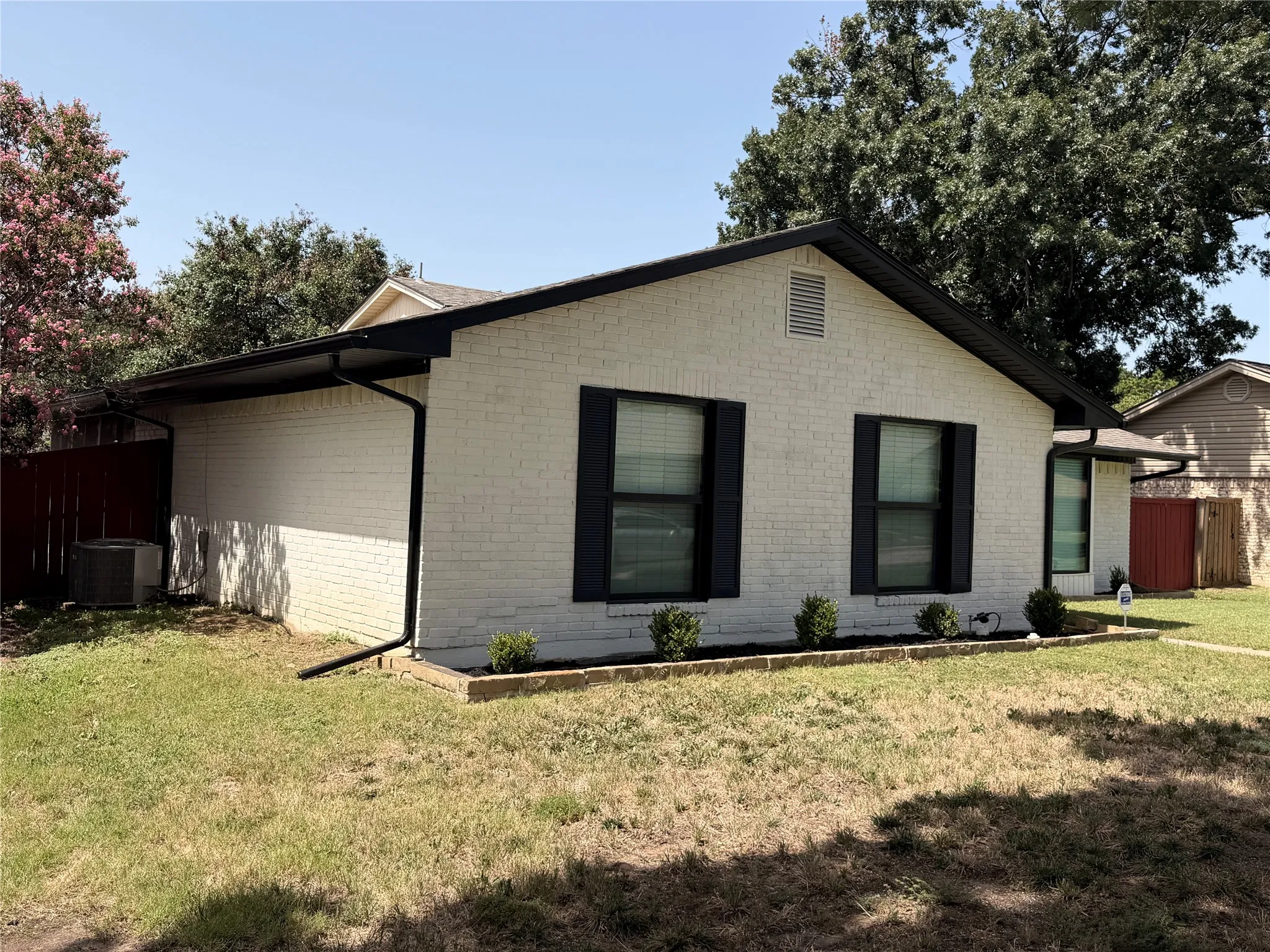 Single Family Residence For Rent in Denton County , 1262 Valencia Lane, Lewisville, Texas 75067, 3 Bedroom, 2 Bathroom, 2 Garage spaces, 1,472 Sqft, built in 1971, mls#21395191, Real Estate Agent in Lewisville, Homes For Rent in Denton county, Homes For Rent in Lewisville, Realtor in Lewisville Texas, Real Estate Brokerage Independent Realty Texas, Luminita Cordes Realtor