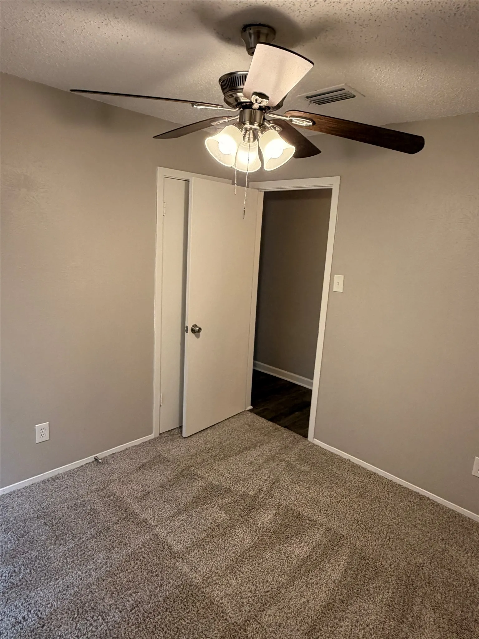 Single Family Residence For Rent in Denton County , 1262 Valencia Lane, Lewisville, Texas 75067, 3 Bedroom, 2 Bathroom, 2 Garage spaces, 1,472 Sqft, built in 1971, mls#21395191, Real Estate Agent in Lewisville, Homes For Rent in Denton county, Homes For Rent in Lewisville, Realtor in Lewisville Texas, Real Estate Brokerage Independent Realty Texas, Luminita Cordes Realtor