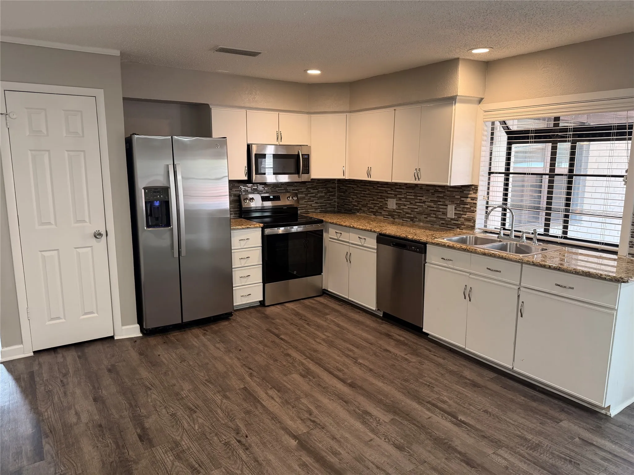 Single Family Residence For Rent in Denton County , 1262 Valencia Lane, Lewisville, Texas 75067, 3 Bedroom, 2 Bathroom, 2 Garage spaces, 1,472 Sqft, built in 1971, mls#21395191, Real Estate Agent in Lewisville, Homes For Rent in Denton county, Homes For Rent in Lewisville, Realtor in Lewisville Texas, Real Estate Brokerage Independent Realty Texas, Luminita Cordes Realtor