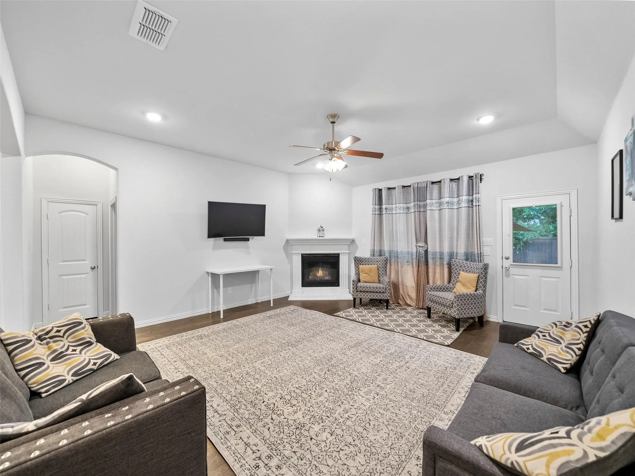 Single Family Residence For Rent in Collin County , 3017 Spring Creek Trail, Celina, Texas 75078, 3 Bedroom, 2 Bathroom, 2 Garage spaces, 1,916 Sqft, built in 2017, mls#21395194, Real Estate Agent in Celina, Homes For Rent in Collin county, Homes For Rent in Celina, Realtor in Celina Texas, Real Estate Brokerage Independent Realty Texas, Luminita Cordes Realtor
