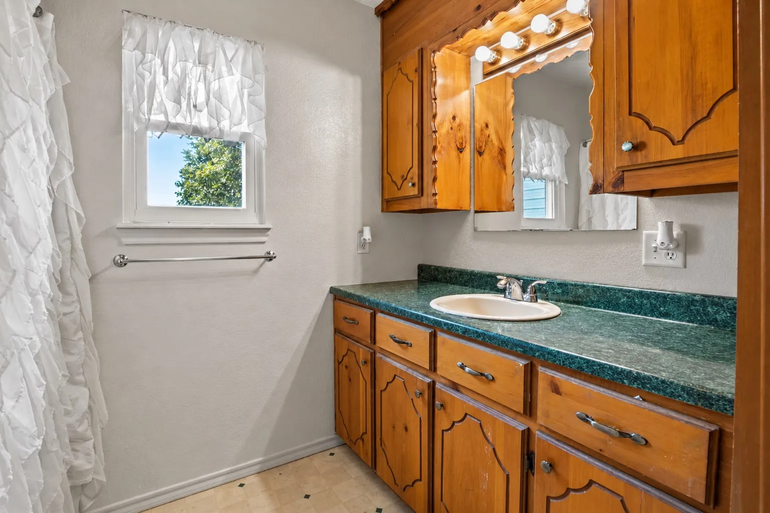 Single Family Residence For Sale in Hunt County , 4907 Duran Drive, Royse City, Texas 75189, 3 Bedroom, 2 Bathroom, 3 Garage spaces, 1,404 Sqft, built in 2001, mls#21394639, Real Estate Agent in Royse City, Homes For Sale in Hunt county, Homes For Sale in Royse City, Realtor in Royse City Texas, Real Estate Brokerage Independent Realty Texas, Luminita Cordes Realtor