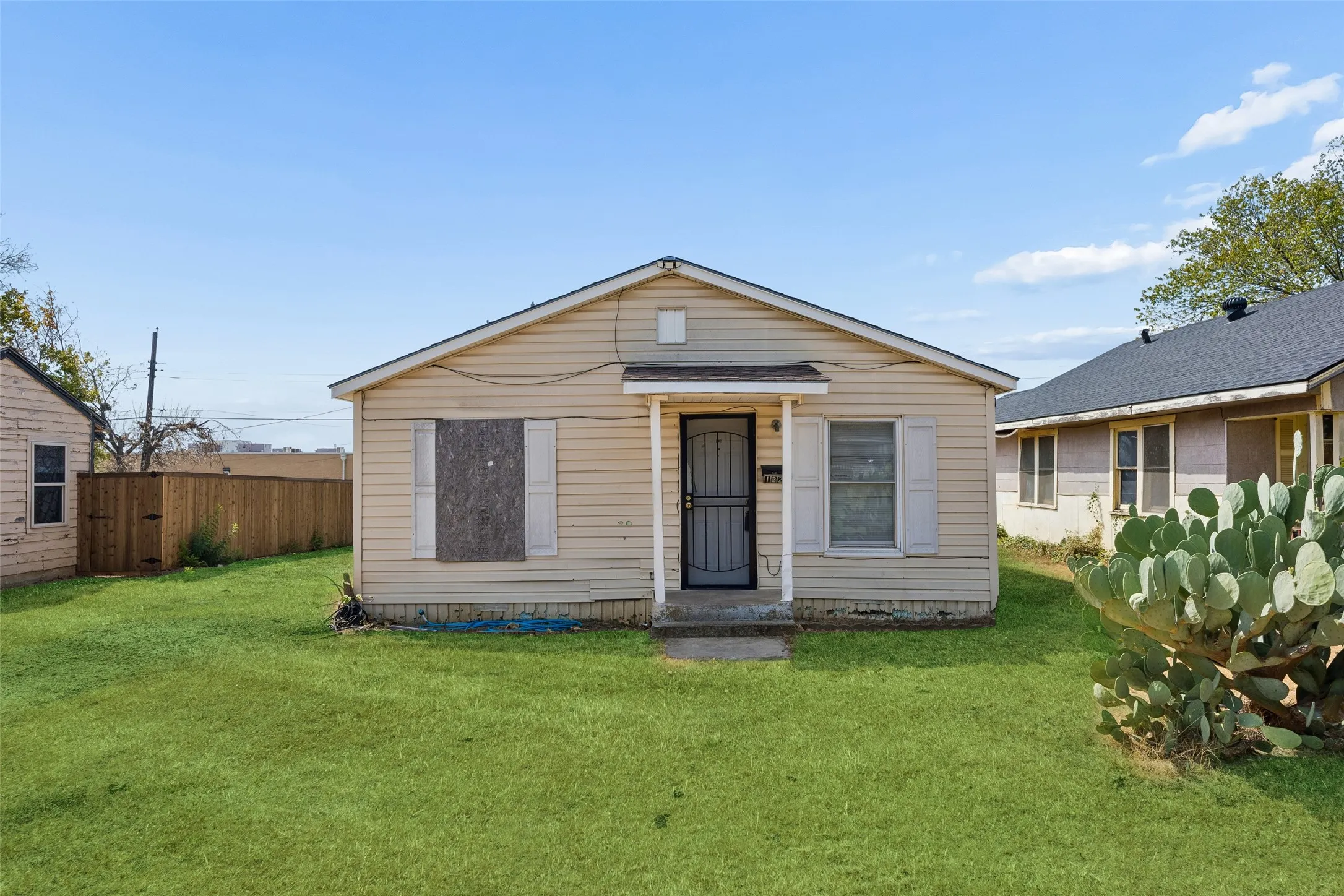 Single Family Residence For Sale in Tarrant County , 1224 E Morningside Drive, Fort Worth, Texas 76104, 1 Bedroom, 1 Bathroom, Garage spaces, 576 Sqft, built in 1947, mls#21394051, Real Estate Agent in Fort Worth, Homes For Sale in Tarrant county, Homes For Sale in Fort Worth, Realtor in Fort Worth Texas, Real Estate Brokerage Independent Realty Texas, Luminita Cordes Realtor