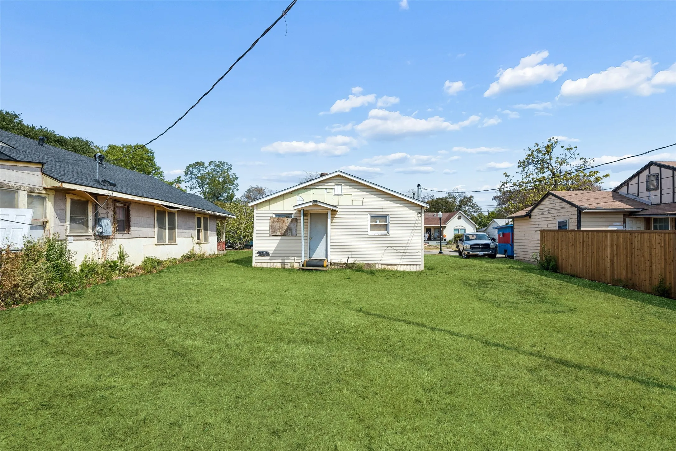 Single Family Residence For Sale in Tarrant County , 1224 E Morningside Drive, Fort Worth, Texas 76104, 1 Bedroom, 1 Bathroom, Garage spaces, 576 Sqft, built in 1947, mls#21394051, Real Estate Agent in Fort Worth, Homes For Sale in Tarrant county, Homes For Sale in Fort Worth, Realtor in Fort Worth Texas, Real Estate Brokerage Independent Realty Texas, Luminita Cordes Realtor