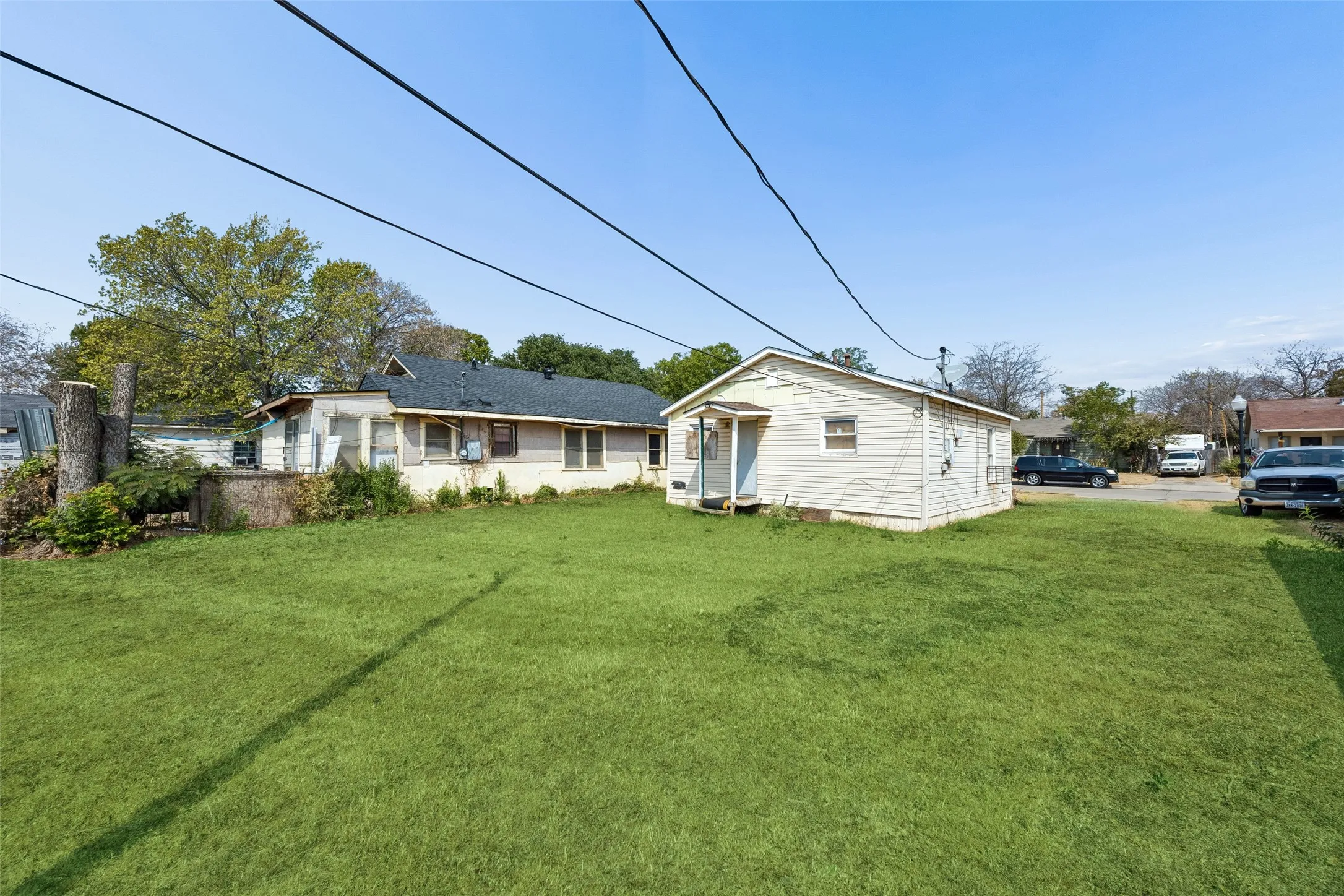 Single Family Residence For Sale in Tarrant County , 1224 E Morningside Drive, Fort Worth, Texas 76104, 1 Bedroom, 1 Bathroom, Garage spaces, 576 Sqft, built in 1947, mls#21394051, Real Estate Agent in Fort Worth, Homes For Sale in Tarrant county, Homes For Sale in Fort Worth, Realtor in Fort Worth Texas, Real Estate Brokerage Independent Realty Texas, Luminita Cordes Realtor