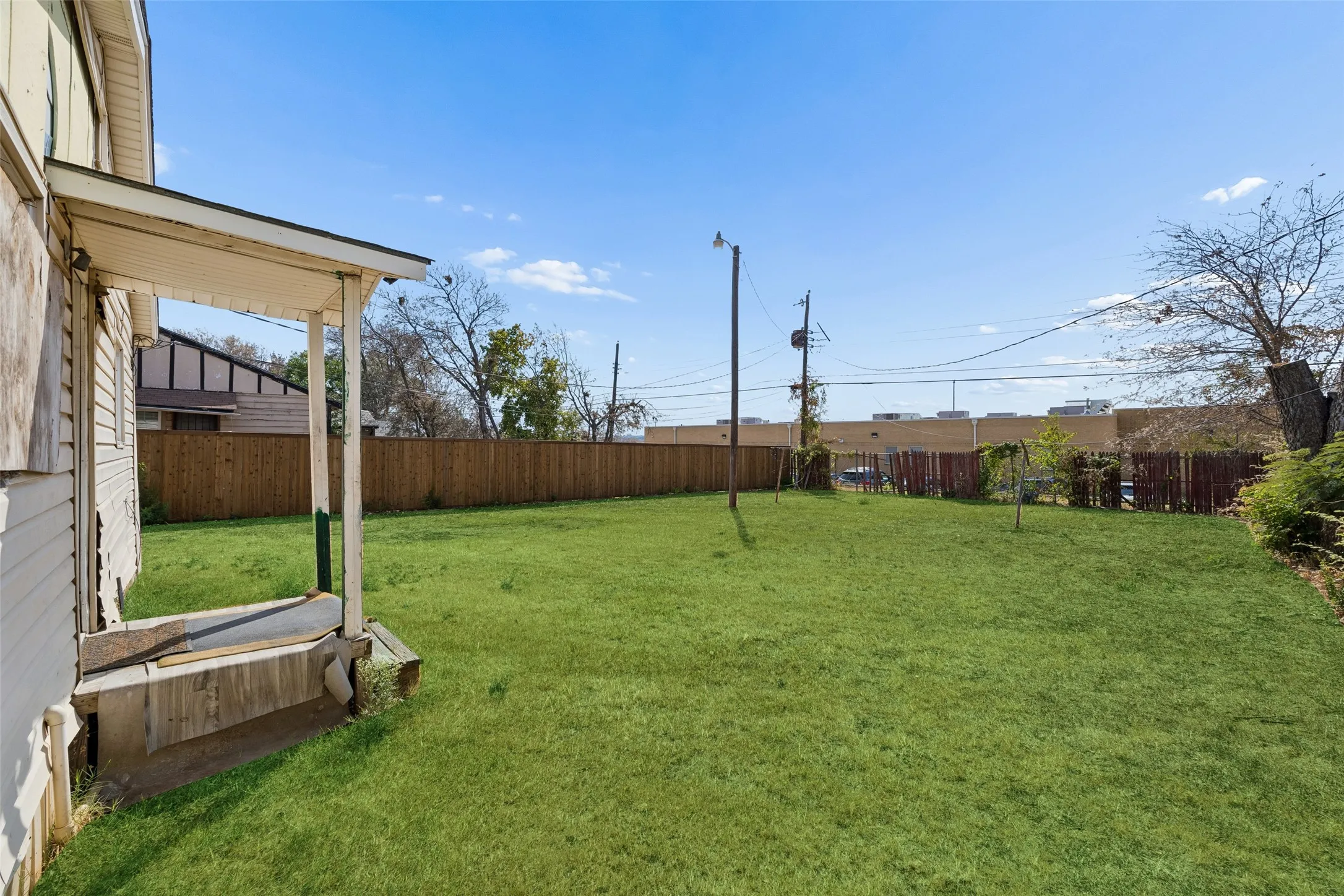 Single Family Residence For Sale in Tarrant County , 1224 E Morningside Drive, Fort Worth, Texas 76104, 1 Bedroom, 1 Bathroom, Garage spaces, 576 Sqft, built in 1947, mls#21394051, Real Estate Agent in Fort Worth, Homes For Sale in Tarrant county, Homes For Sale in Fort Worth, Realtor in Fort Worth Texas, Real Estate Brokerage Independent Realty Texas, Luminita Cordes Realtor