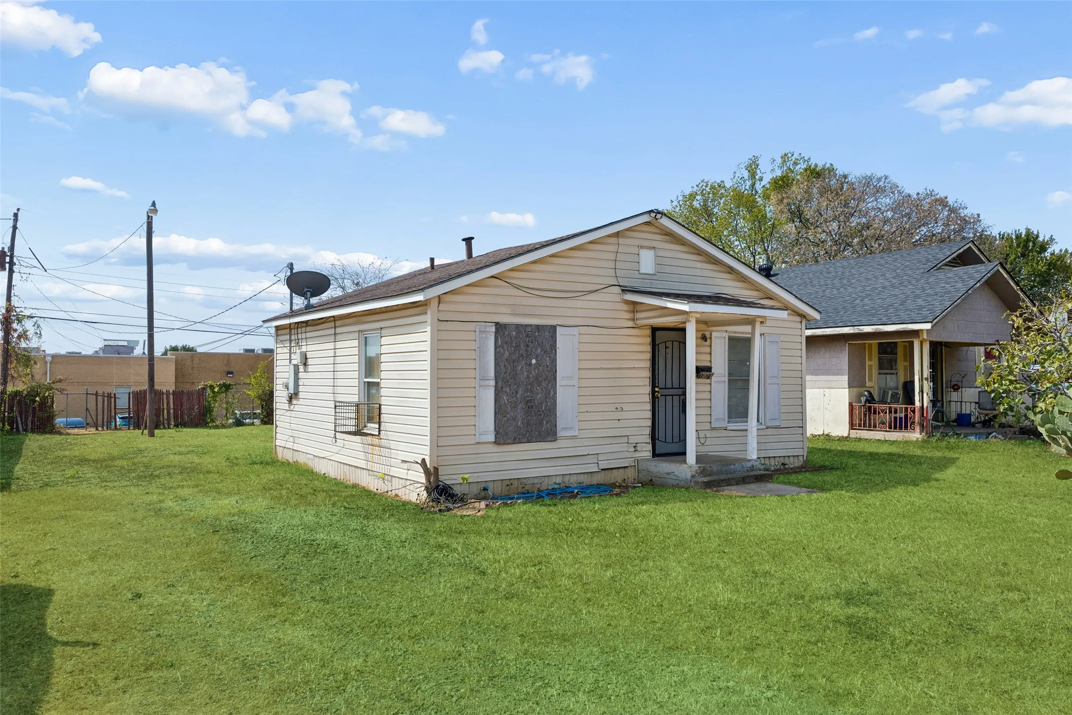 Single Family Residence For Sale in Tarrant County , 1224 E Morningside Drive, Fort Worth, Texas 76104, 1 Bedroom, 1 Bathroom, Garage spaces, 576 Sqft, built in 1947, mls#21394051, Real Estate Agent in Fort Worth, Homes For Sale in Tarrant county, Homes For Sale in Fort Worth, Realtor in Fort Worth Texas, Real Estate Brokerage Independent Realty Texas, Luminita Cordes Realtor