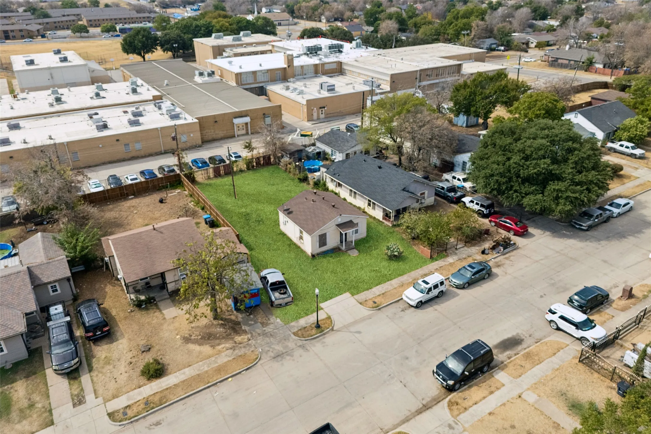 Single Family Residence For Sale in Tarrant County , 1224 E Morningside Drive, Fort Worth, Texas 76104, 1 Bedroom, 1 Bathroom, Garage spaces, 576 Sqft, built in 1947, mls#21394051, Real Estate Agent in Fort Worth, Homes For Sale in Tarrant county, Homes For Sale in Fort Worth, Realtor in Fort Worth Texas, Real Estate Brokerage Independent Realty Texas, Luminita Cordes Realtor