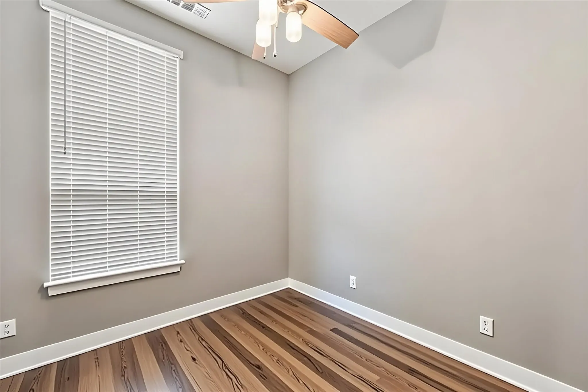 Single Family Residence For Sale in Ellis County , 437 Lost Creek Trail, Waxahachie, Texas 75165, 4 Bedroom, 4 Bathroom, 3 Garage spaces, 2,822 Sqft, built in 2023, mls#21395186, Real Estate Agent in Waxahachie, Homes For Sale in Ellis county, Homes For Sale in Waxahachie, Realtor in Waxahachie Texas, Real Estate Brokerage Independent Realty Texas, Luminita Cordes Realtor