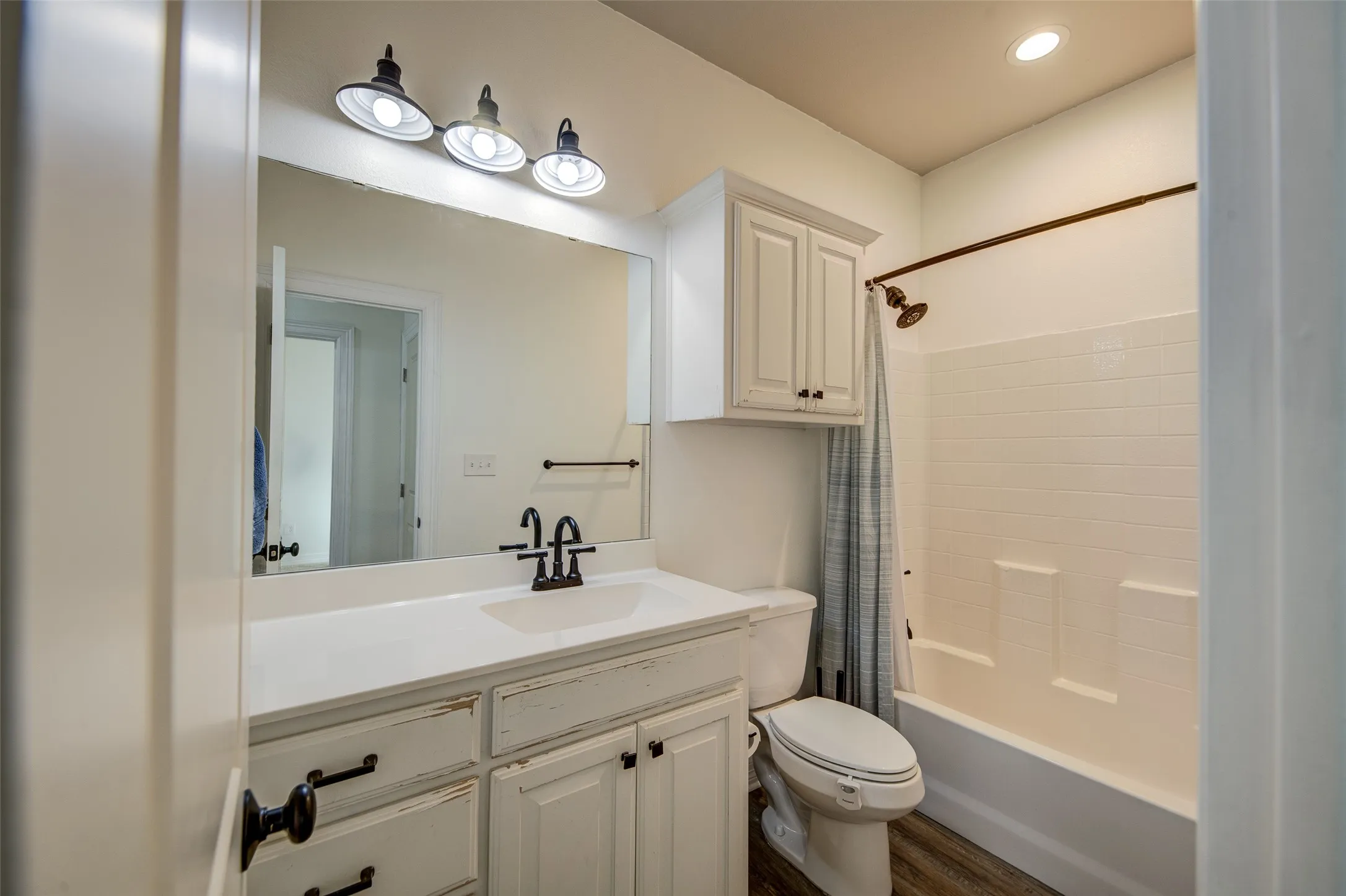 Guest bath.