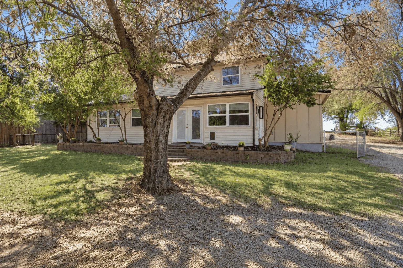 Single Family Residence For Sale in Denton County , 8912 S Hickory Road, Krum, Texas 76249, 4 Bedroom, 2 Bathroom, Garage spaces, 2,467 Sqft, built in 1996, mls#21388075, Real Estate Agent in Krum, Homes For Sale in Denton county, Homes For Sale in Krum, Realtor in Krum Texas, Real Estate Brokerage Independent Realty Texas, Luminita Cordes Realtor