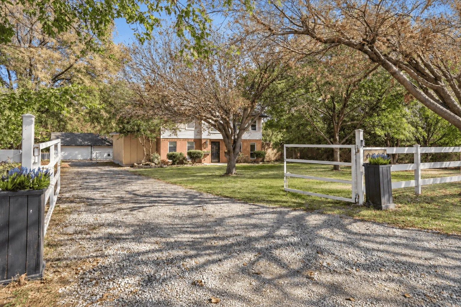Single Family Residence For Sale in Denton County , 8912 S Hickory Road, Krum, Texas 76249, 4 Bedroom, 2 Bathroom, Garage spaces, 2,467 Sqft, built in 1996, mls#21388075, Real Estate Agent in Krum, Homes For Sale in Denton county, Homes For Sale in Krum, Realtor in Krum Texas, Real Estate Brokerage Independent Realty Texas, Luminita Cordes Realtor