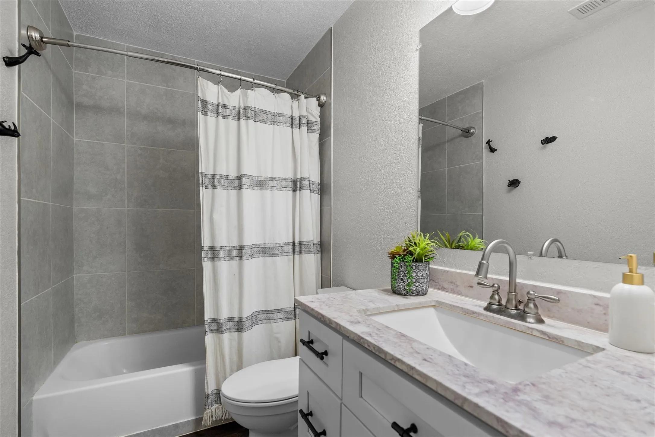 Single Family Residence For Sale in Denton County , 8912 S Hickory Road, Krum, Texas 76249, 4 Bedroom, 2 Bathroom, Garage spaces, 2,467 Sqft, built in 1996, mls#21388075, Real Estate Agent in Krum, Homes For Sale in Denton county, Homes For Sale in Krum, Realtor in Krum Texas, Real Estate Brokerage Independent Realty Texas, Luminita Cordes Realtor