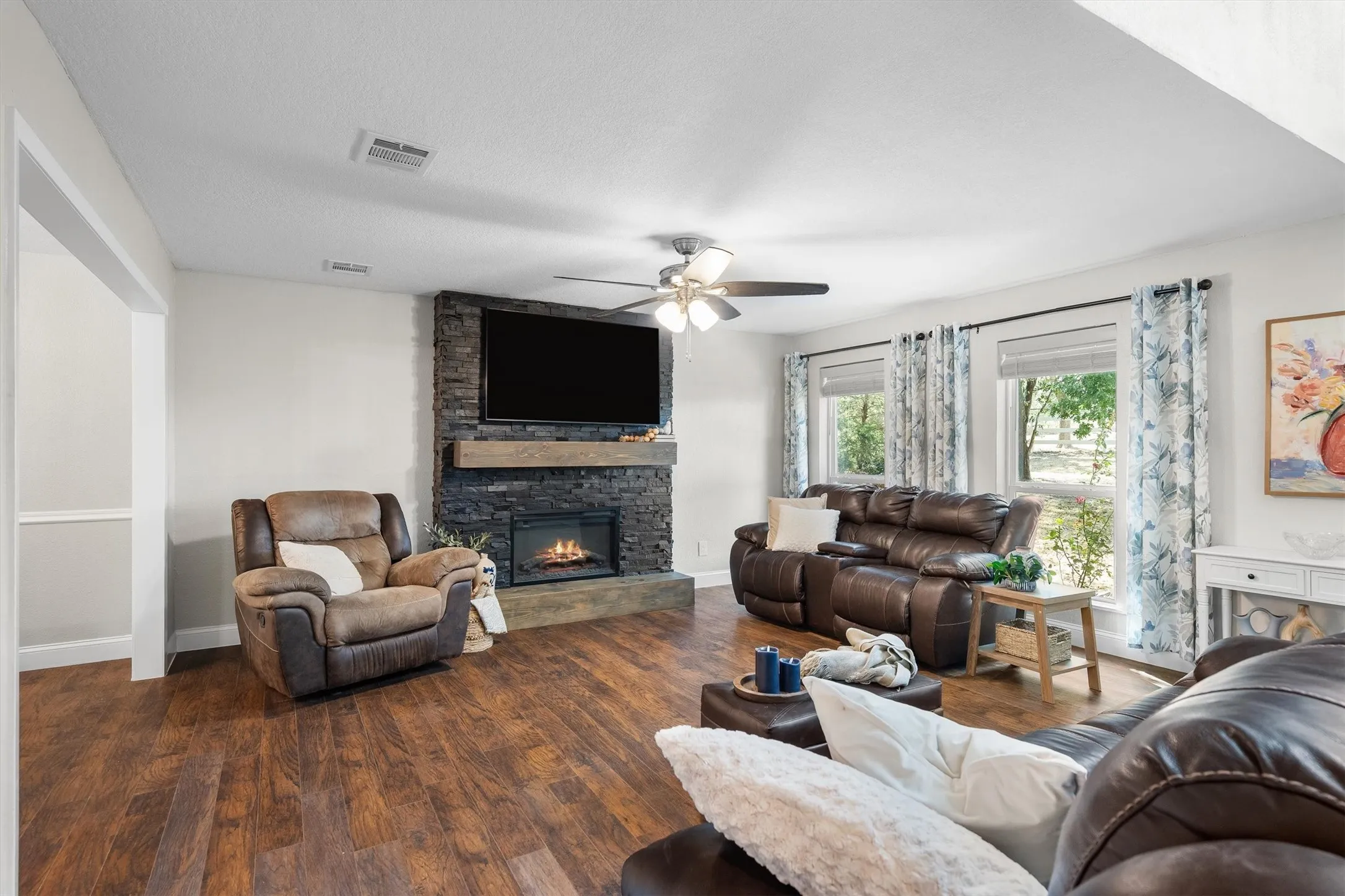 Single Family Residence For Sale in Denton County , 8912 S Hickory Road, Krum, Texas 76249, 4 Bedroom, 2 Bathroom, Garage spaces, 2,467 Sqft, built in 1996, mls#21388075, Real Estate Agent in Krum, Homes For Sale in Denton county, Homes For Sale in Krum, Realtor in Krum Texas, Real Estate Brokerage Independent Realty Texas, Luminita Cordes Realtor