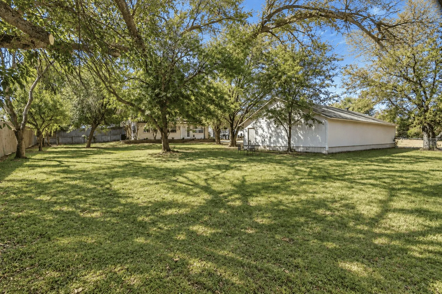 Single Family Residence For Sale in Denton County , 8912 S Hickory Road, Krum, Texas 76249, 4 Bedroom, 2 Bathroom, Garage spaces, 2,467 Sqft, built in 1996, mls#21388075, Real Estate Agent in Krum, Homes For Sale in Denton county, Homes For Sale in Krum, Realtor in Krum Texas, Real Estate Brokerage Independent Realty Texas, Luminita Cordes Realtor