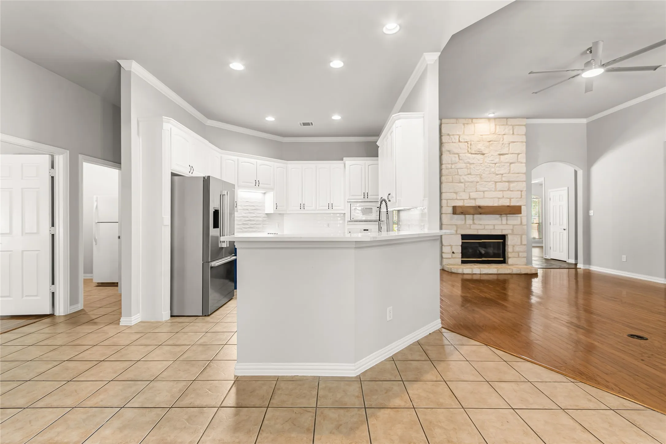 Single Family Residence For Rent in Tarrant County , 12416 Water Oak Drive, Fort Worth, Texas 76244, 4 Bedroom, 3 Bathroom, 3 Garage spaces, 2,846 Sqft, built in 2003, mls#21395208, Real Estate Agent in Fort Worth, Homes For Rent in Tarrant county, Homes For Rent in Fort Worth, Realtor in Fort Worth Texas, Real Estate Brokerage Independent Realty Texas, Luminita Cordes Realtor