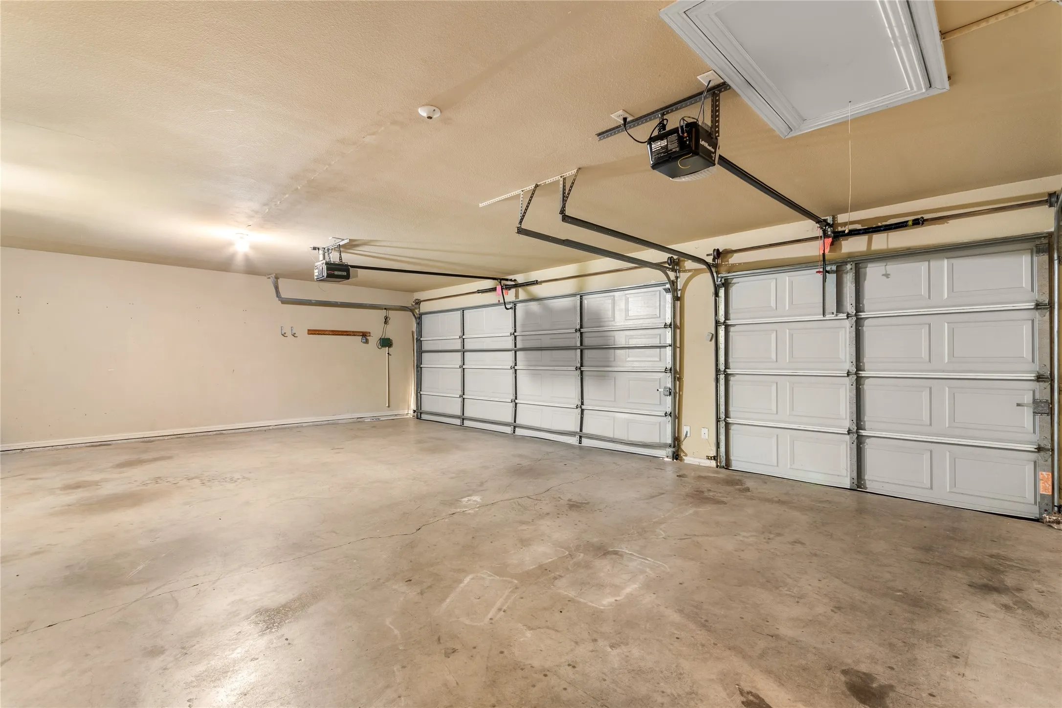 Single Family Residence For Rent in Tarrant County , 12416 Water Oak Drive, Fort Worth, Texas 76244, 4 Bedroom, 3 Bathroom, 3 Garage spaces, 2,846 Sqft, built in 2003, mls#21395208, Real Estate Agent in Fort Worth, Homes For Rent in Tarrant county, Homes For Rent in Fort Worth, Realtor in Fort Worth Texas, Real Estate Brokerage Independent Realty Texas, Luminita Cordes Realtor