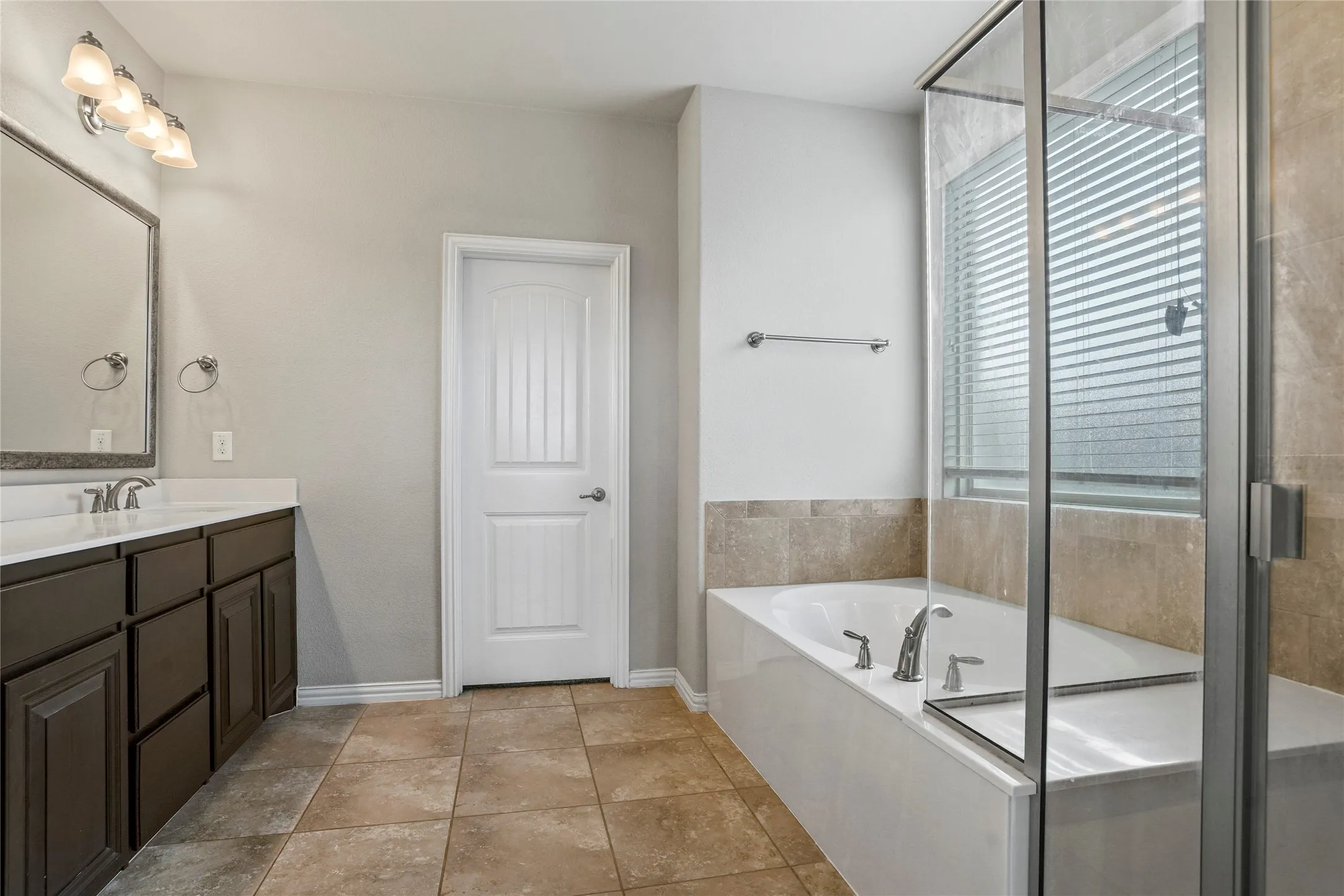 Single Family Residence For Sale in Ellis County , 425 Rossville Drive, Midlothian, Texas 76065, 4 Bedroom, 4 Bathroom, 2 Garage spaces, 3,205 Sqft, built in 2017, mls#21387187, Real Estate Agent in Midlothian, Homes For Sale in Ellis county, Homes For Sale in Midlothian, Realtor in Midlothian Texas, Real Estate Brokerage Independent Realty Texas, Luminita Cordes Realtor